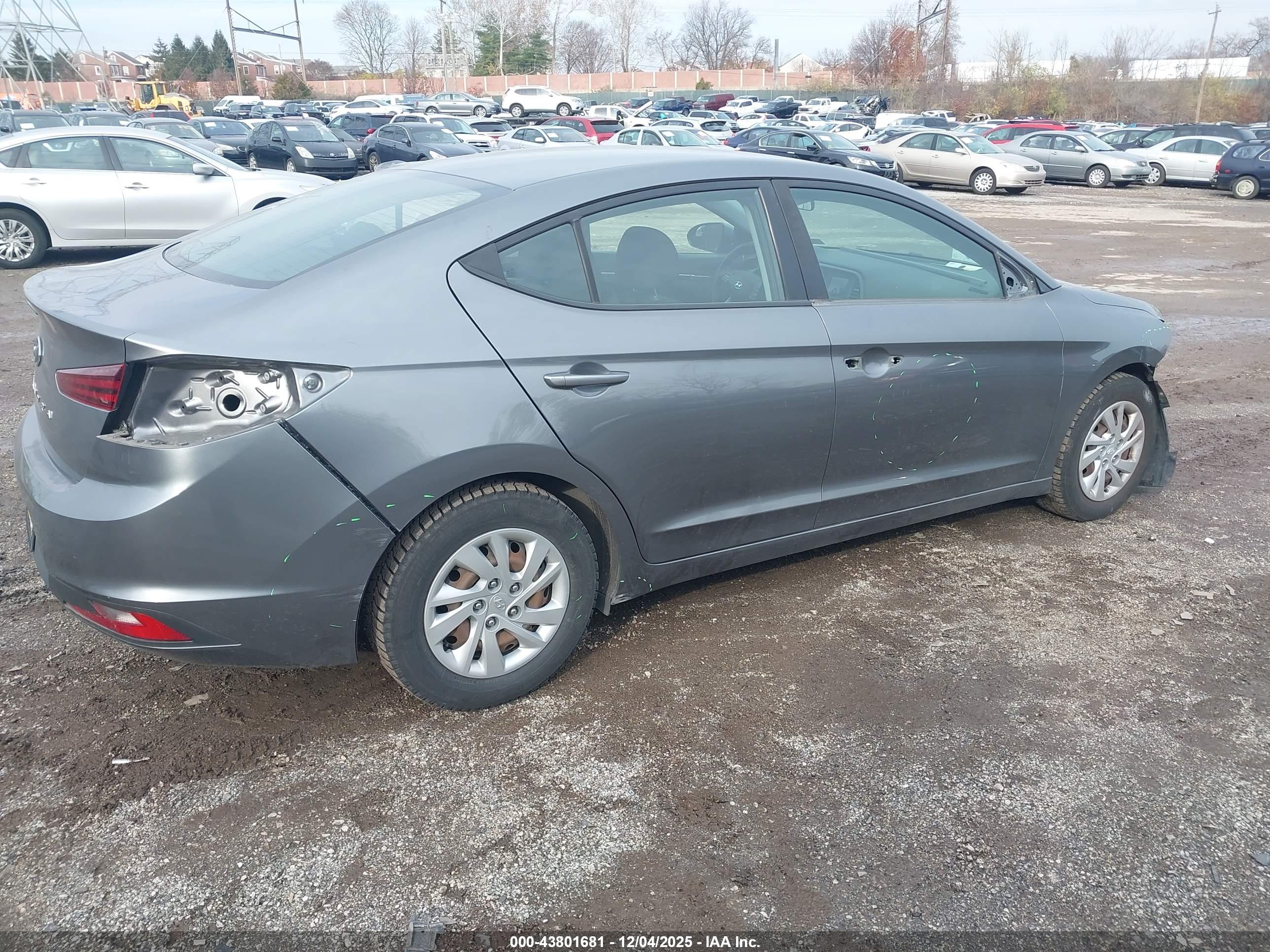 HYUNDAI ELANTRA image 4