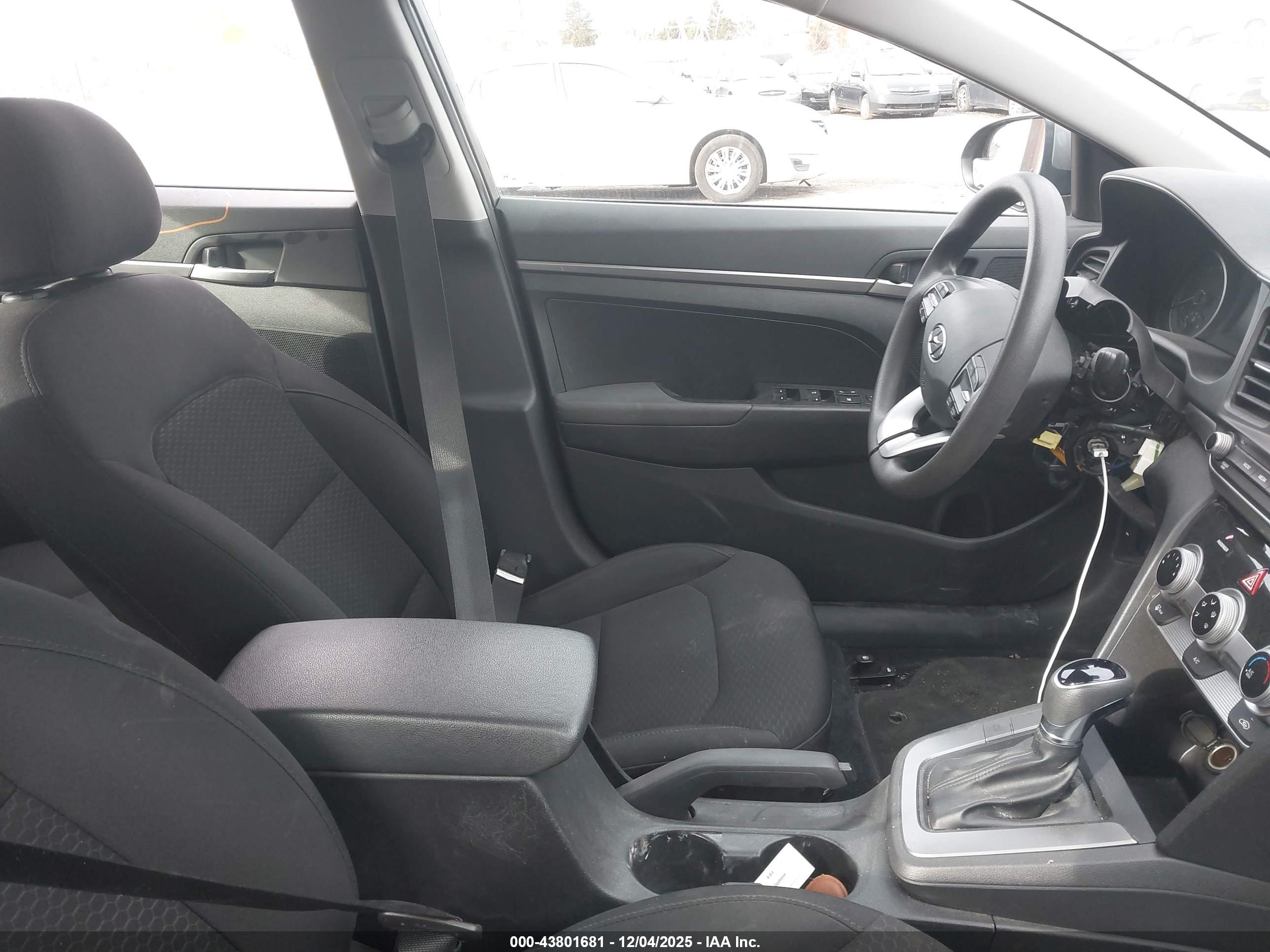 HYUNDAI ELANTRA image 5