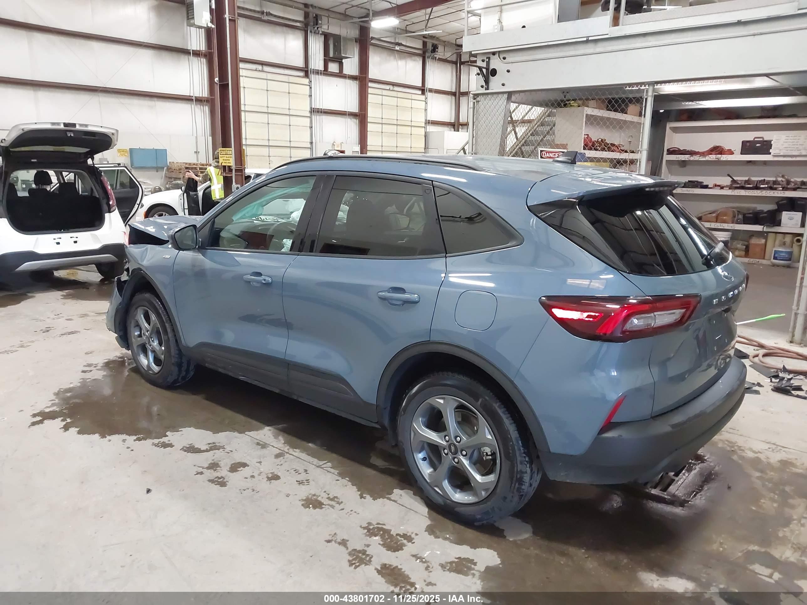 FORD ESCAPE image 3