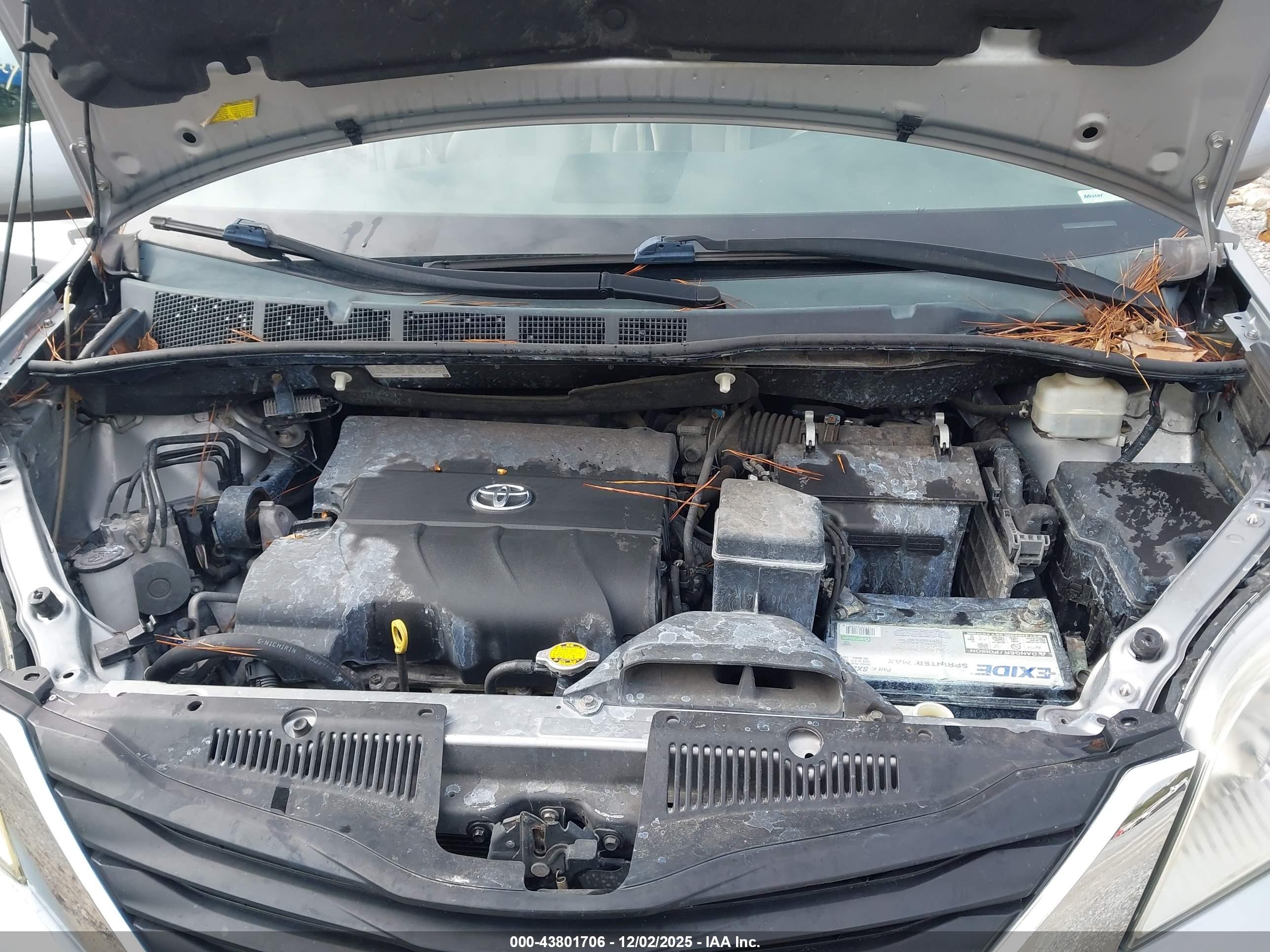 TOYOTA SIENNA image 10