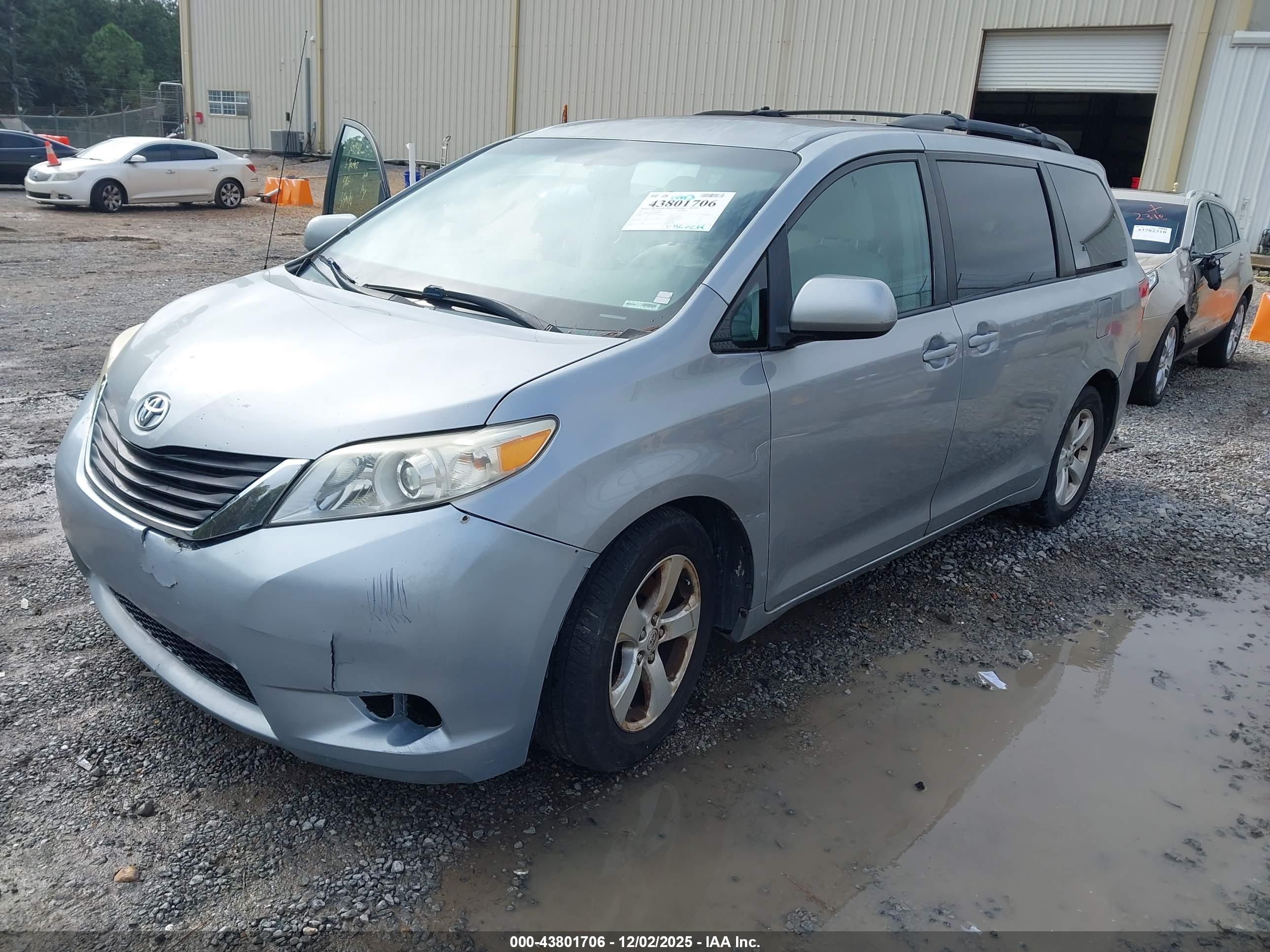 TOYOTA SIENNA image 2