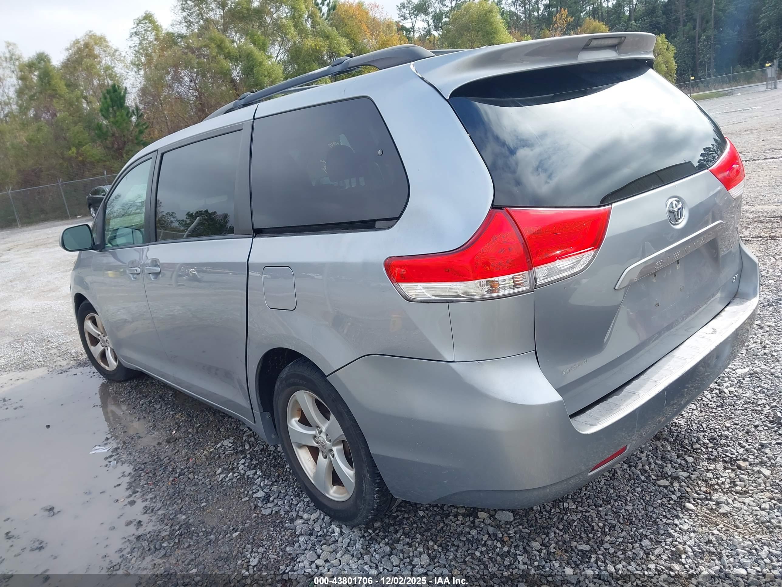 TOYOTA SIENNA image 3
