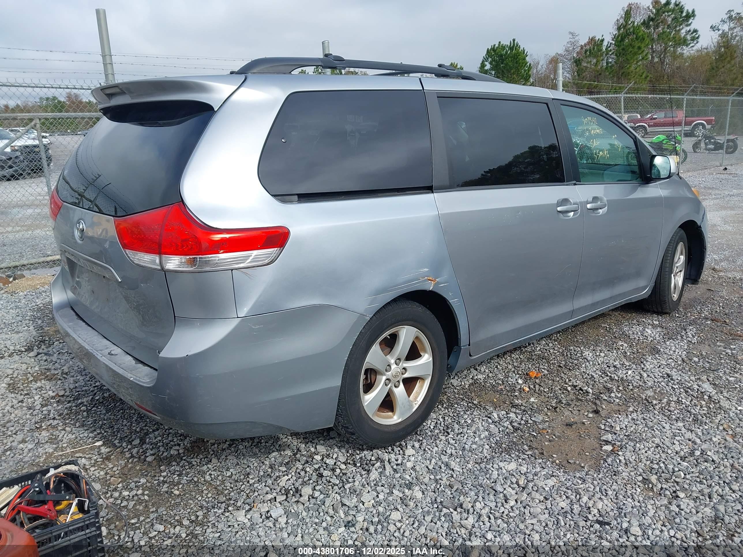 TOYOTA SIENNA image 4
