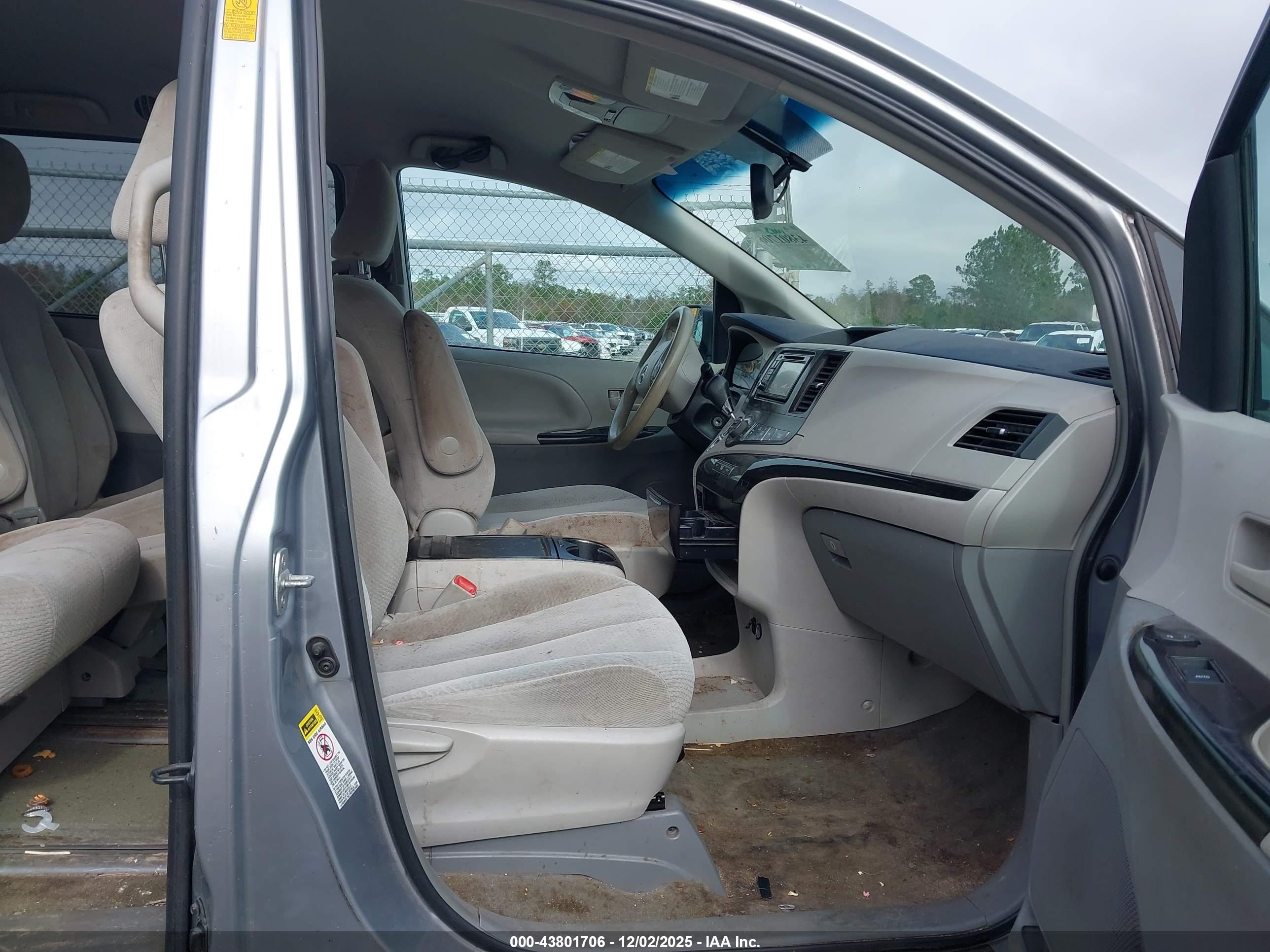 TOYOTA SIENNA image 5