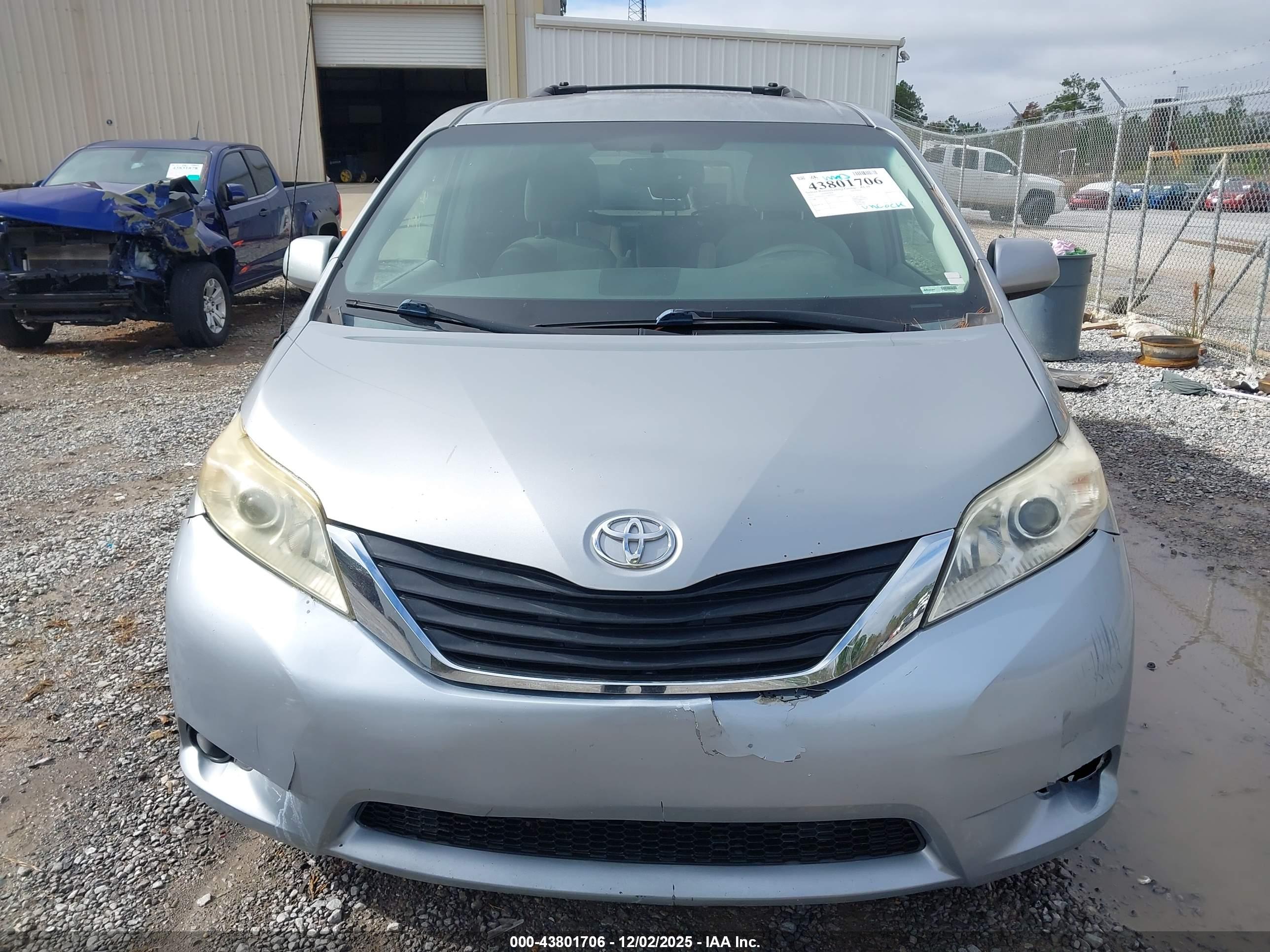 TOYOTA SIENNA image 6