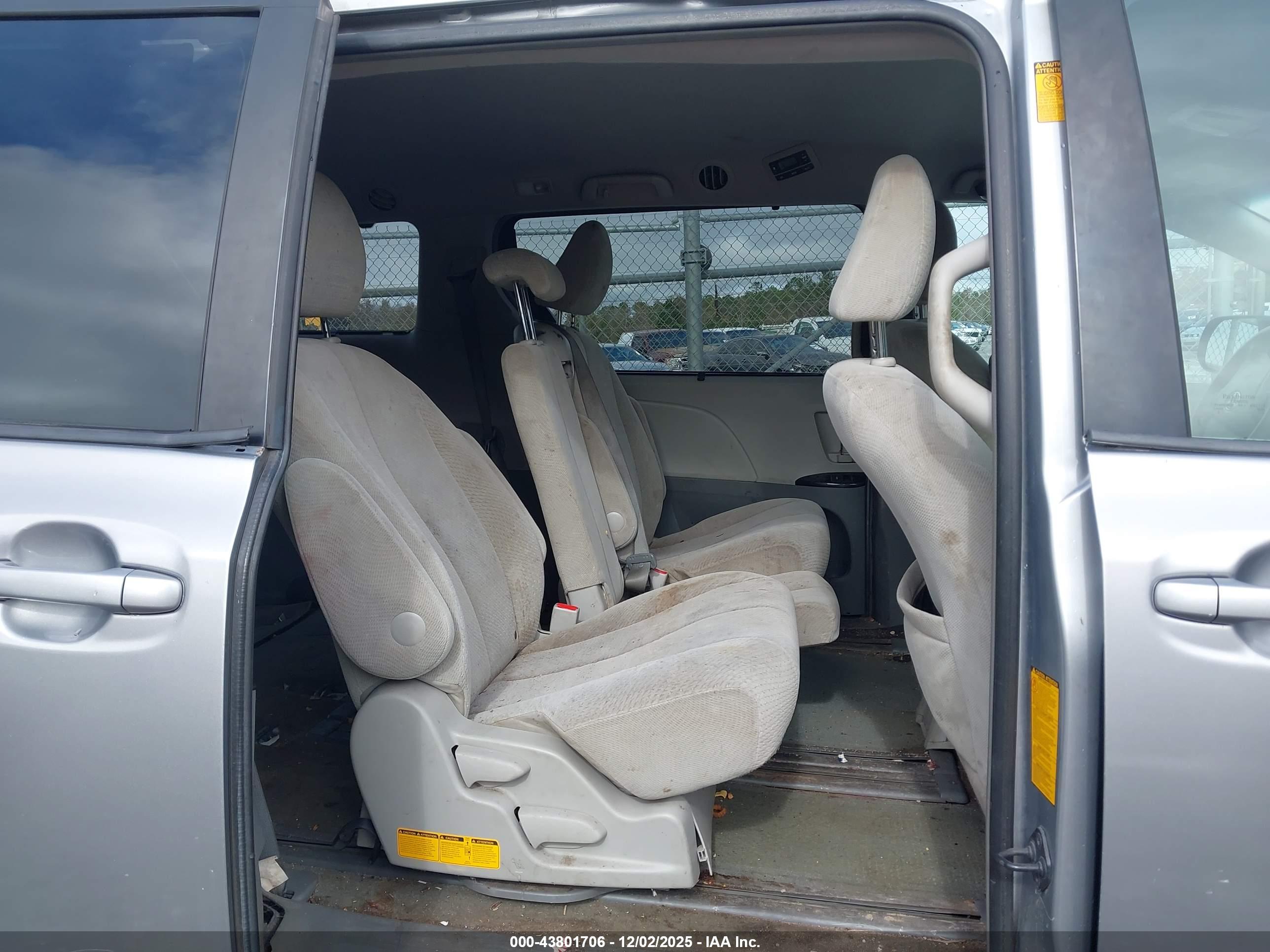 TOYOTA SIENNA image 8
