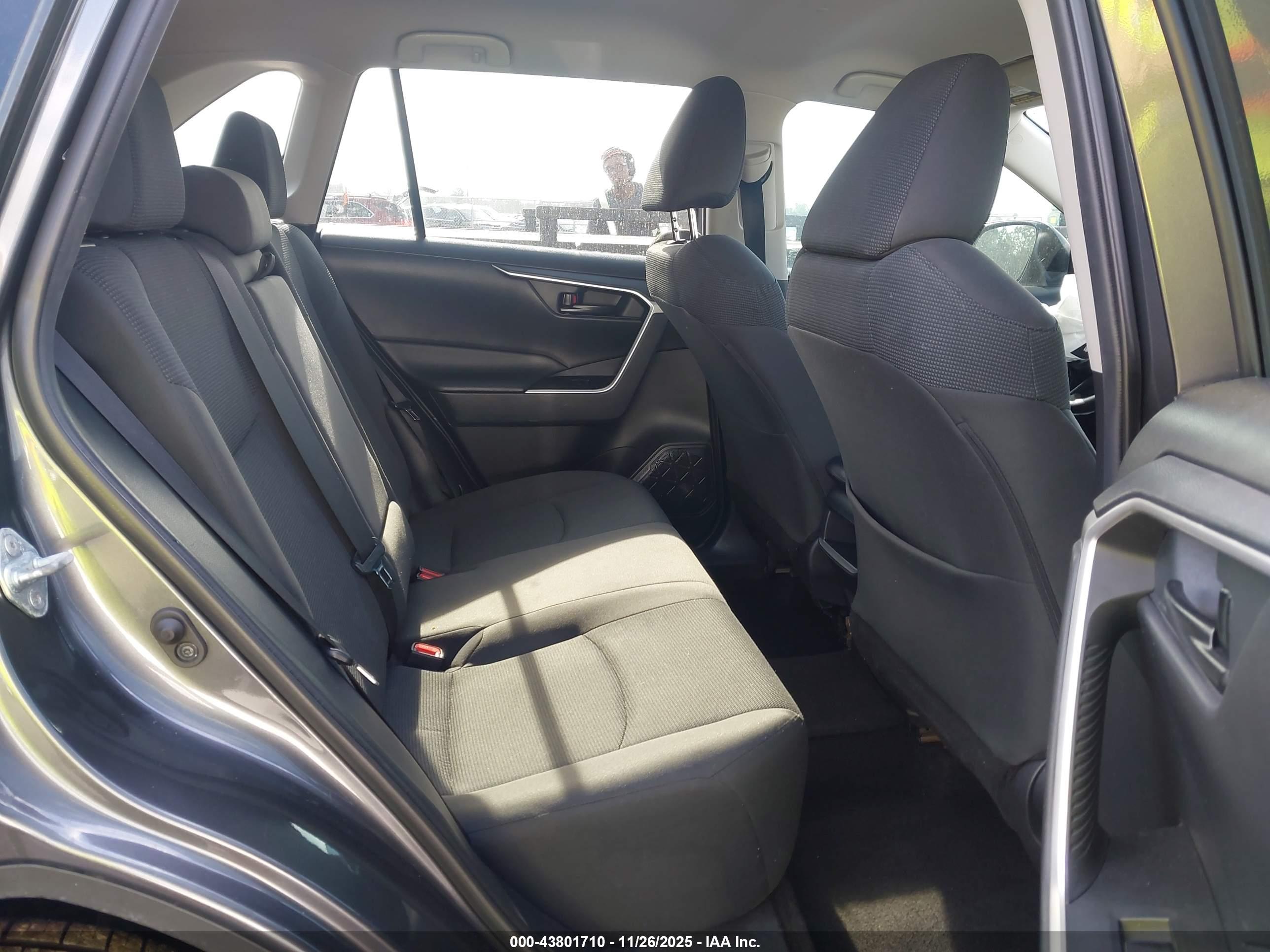 TOYOTA RAV4 image 8