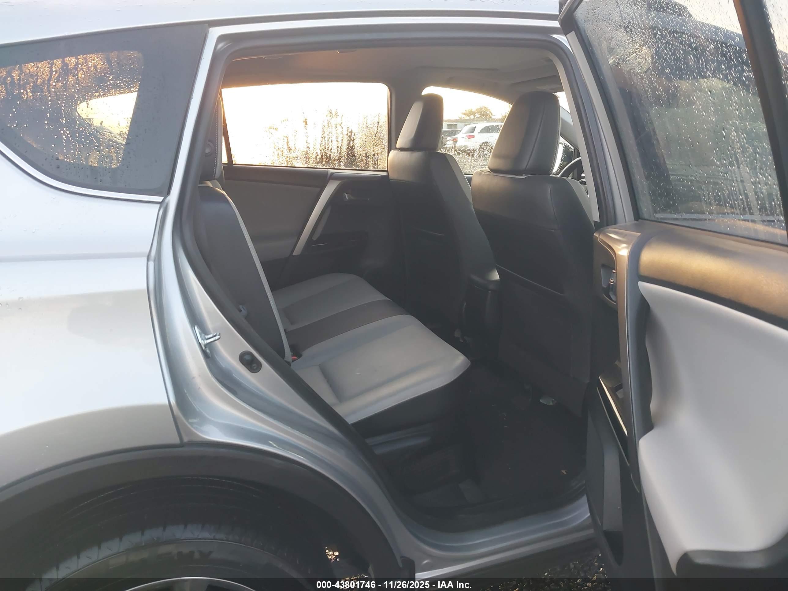 TOYOTA RAV4 image 8