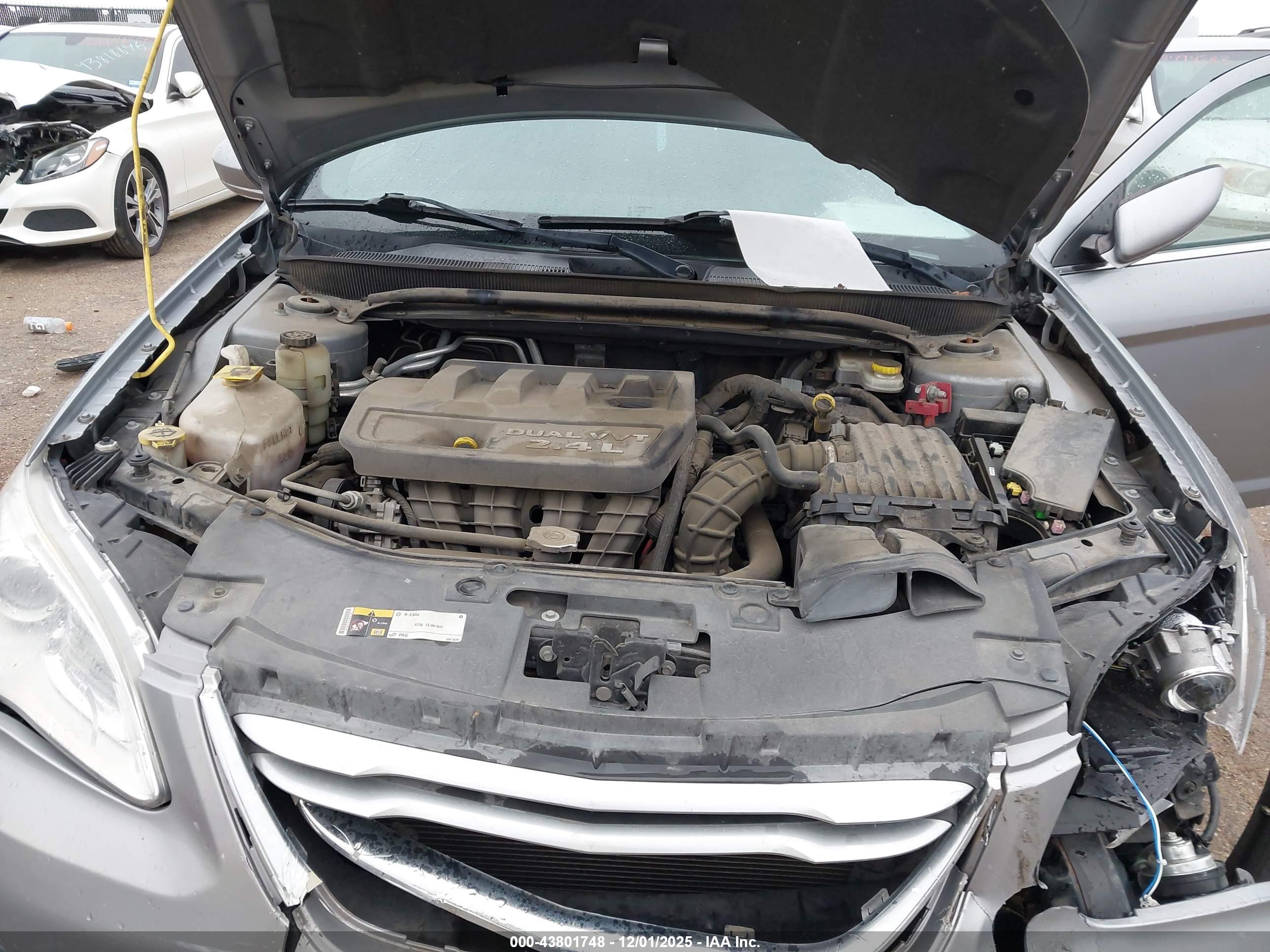CHRYSLER 200 image 10