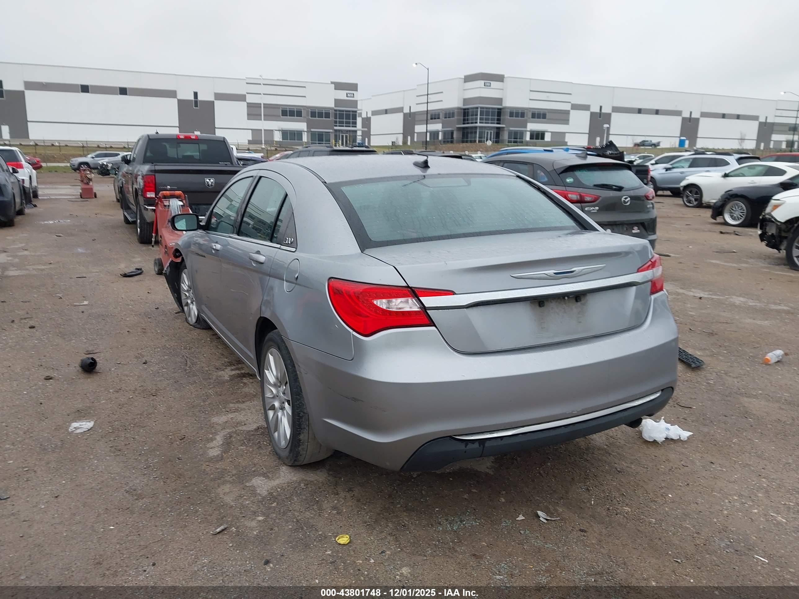 CHRYSLER 200 image 3