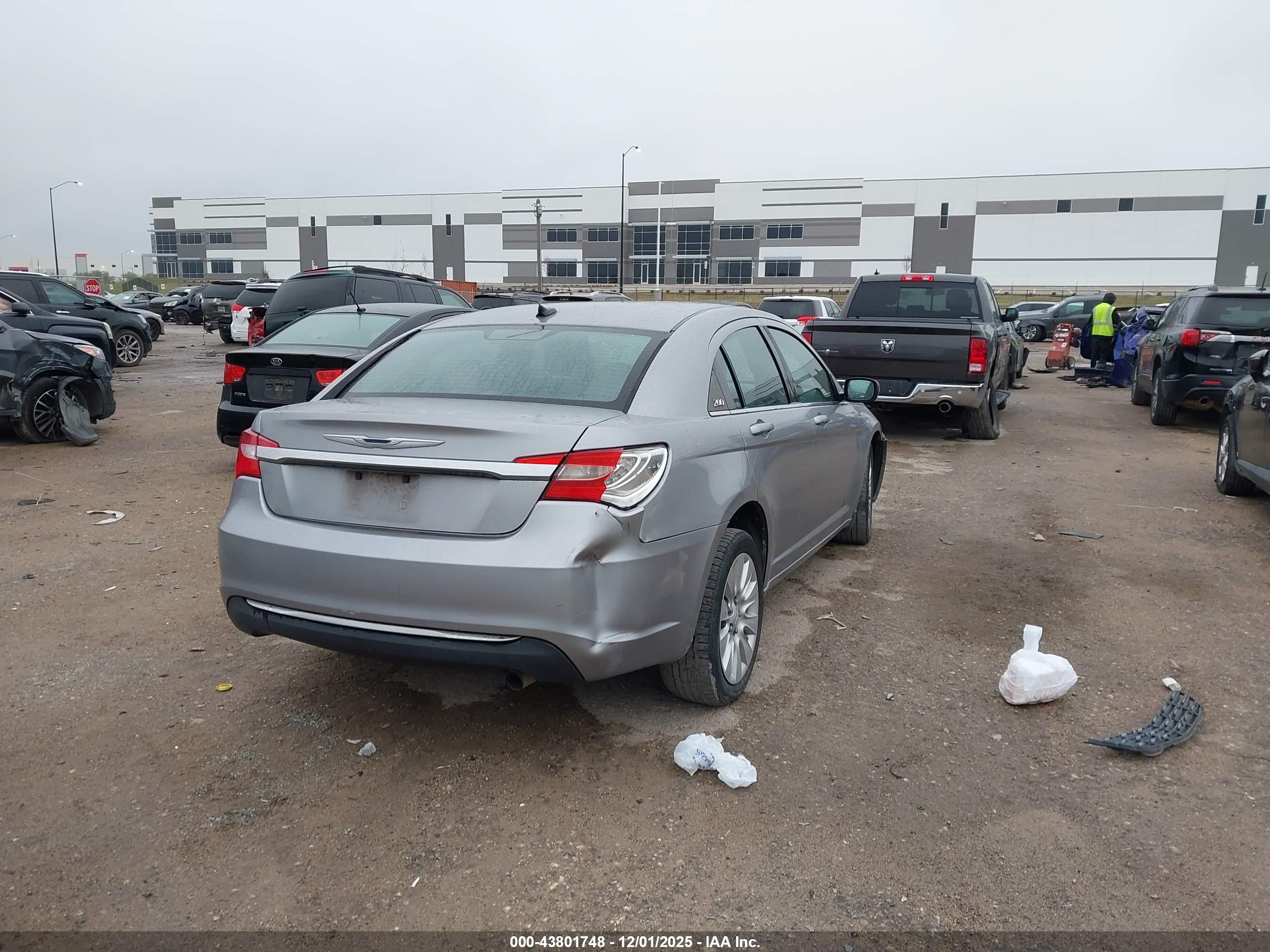 CHRYSLER 200 image 4