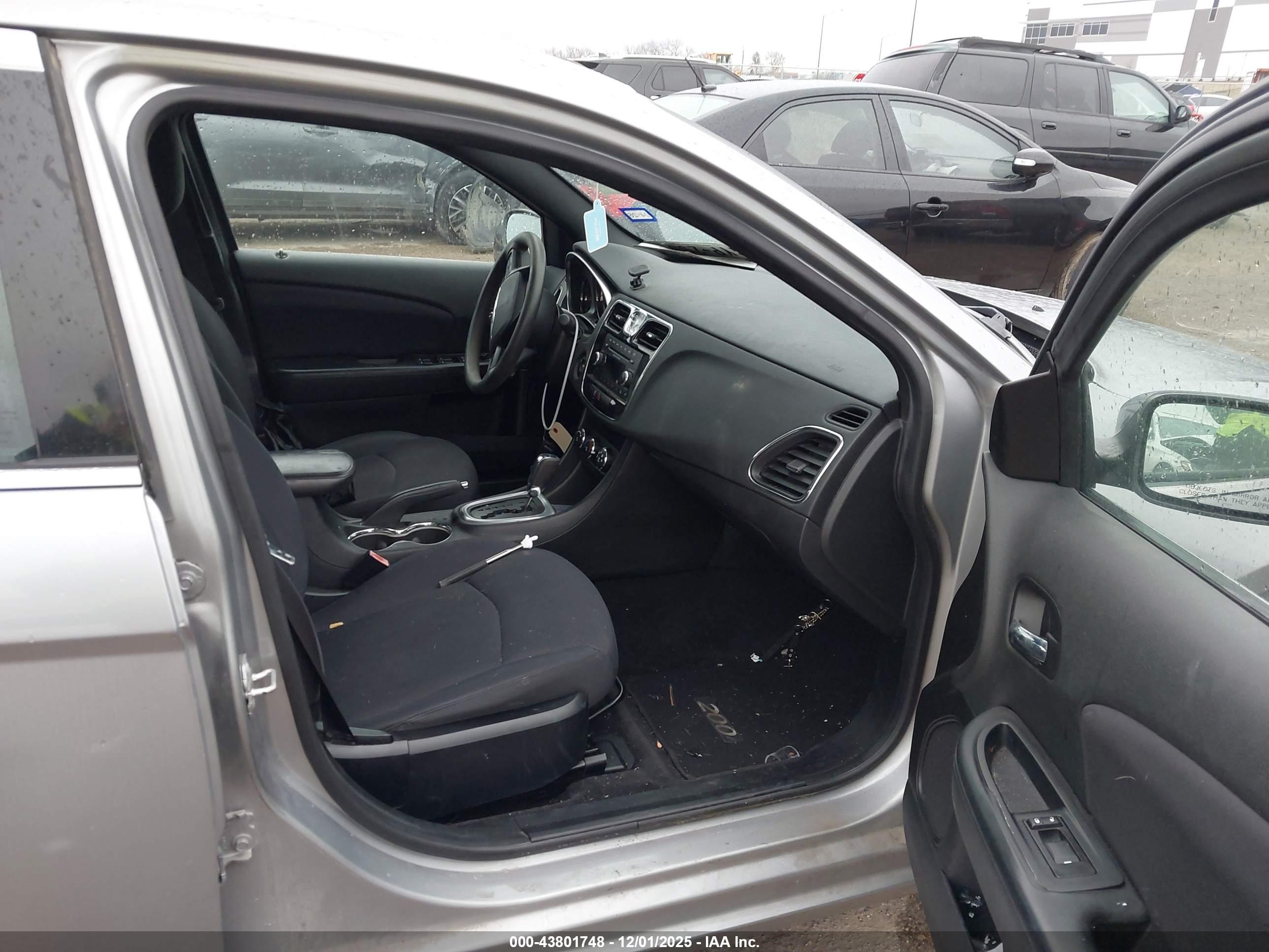 CHRYSLER 200 image 5