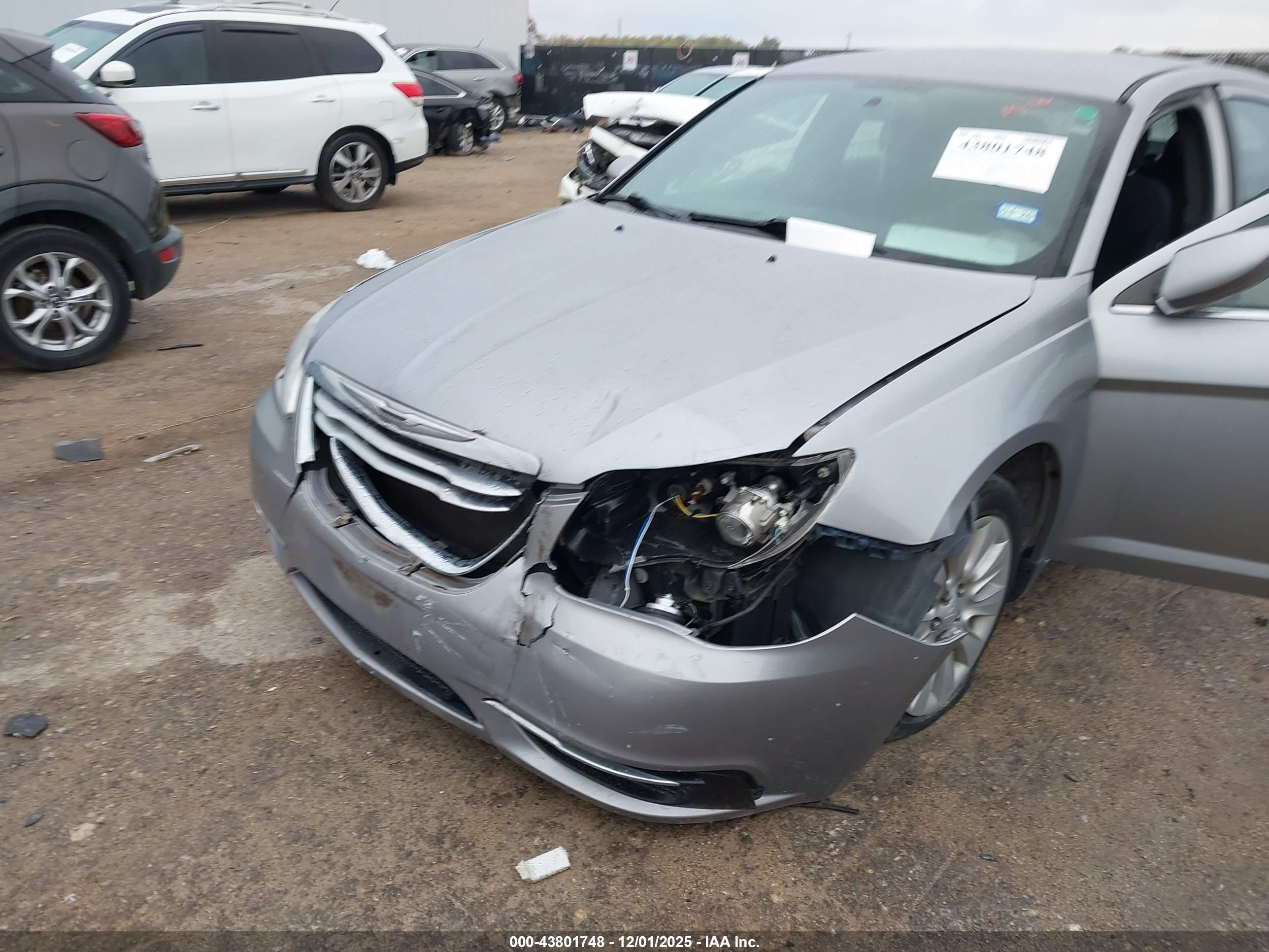 CHRYSLER 200 image 6