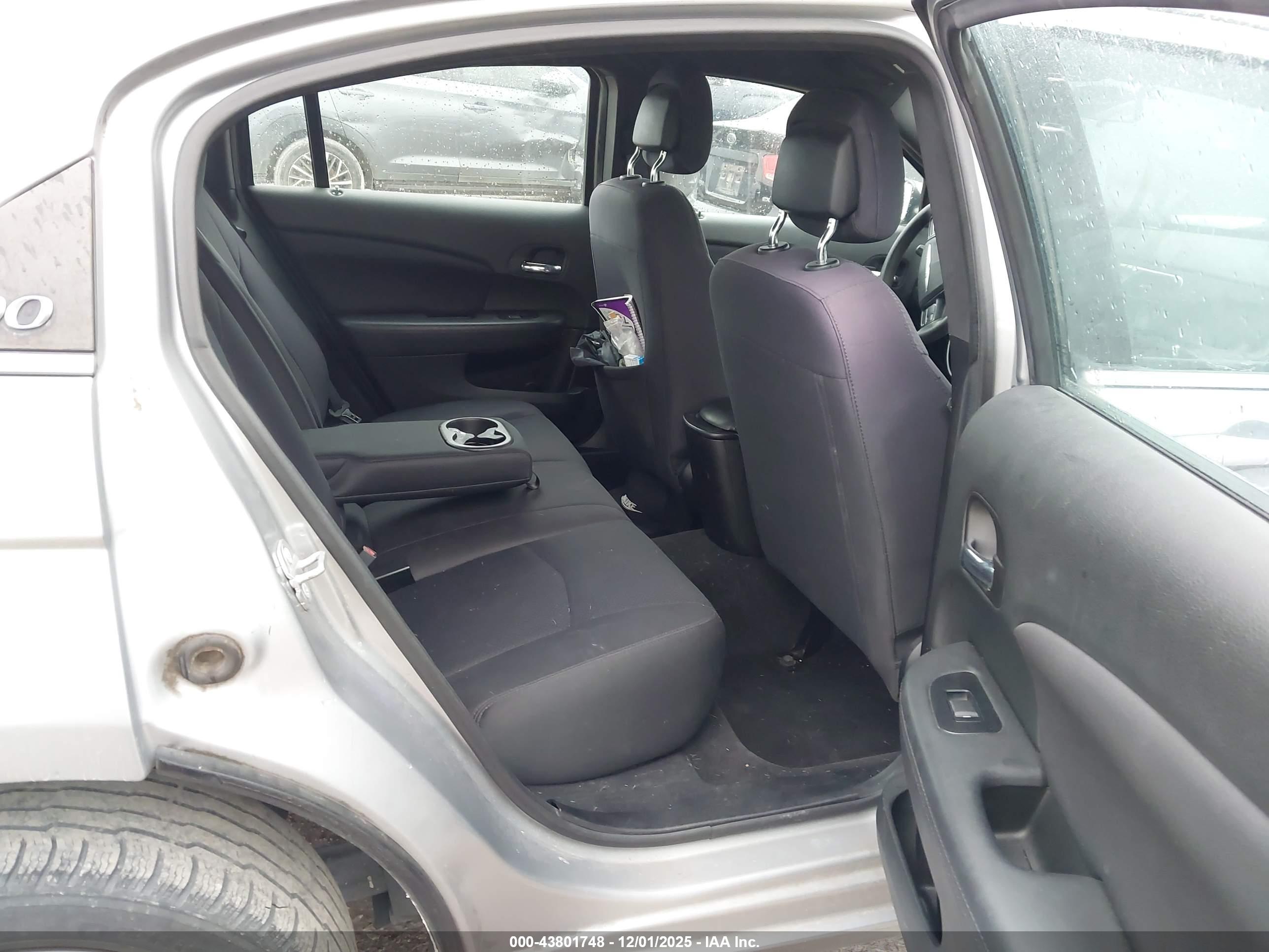 CHRYSLER 200 image 8