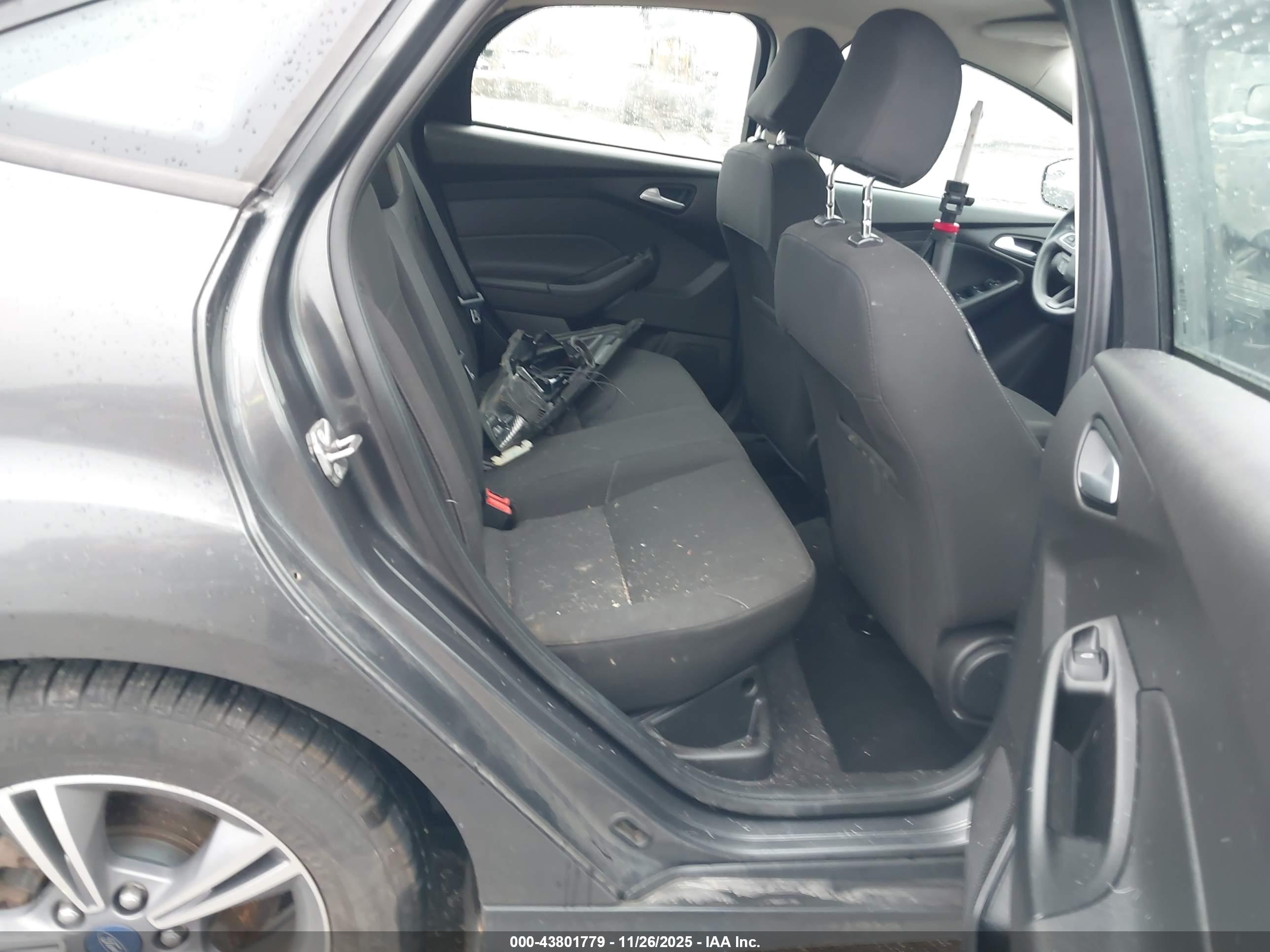 FORD FOCUS image 8