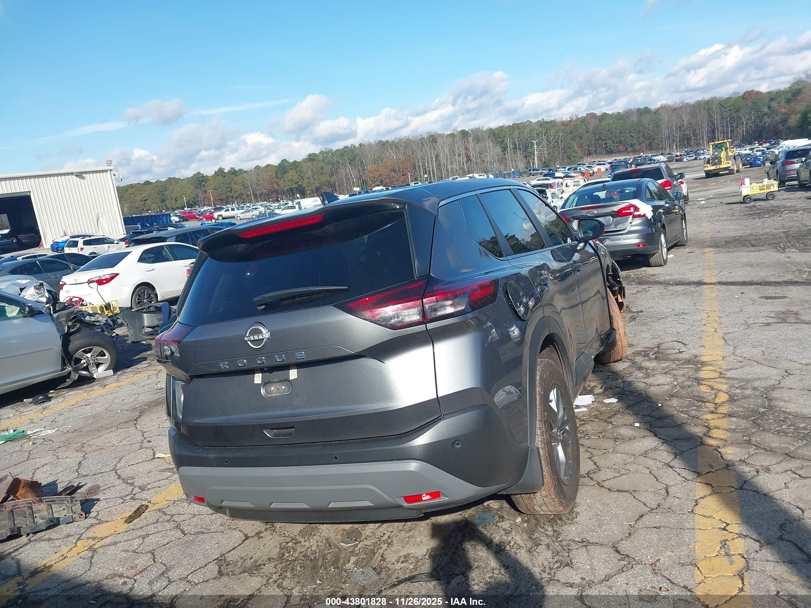 NISSAN ROGUE image 4
