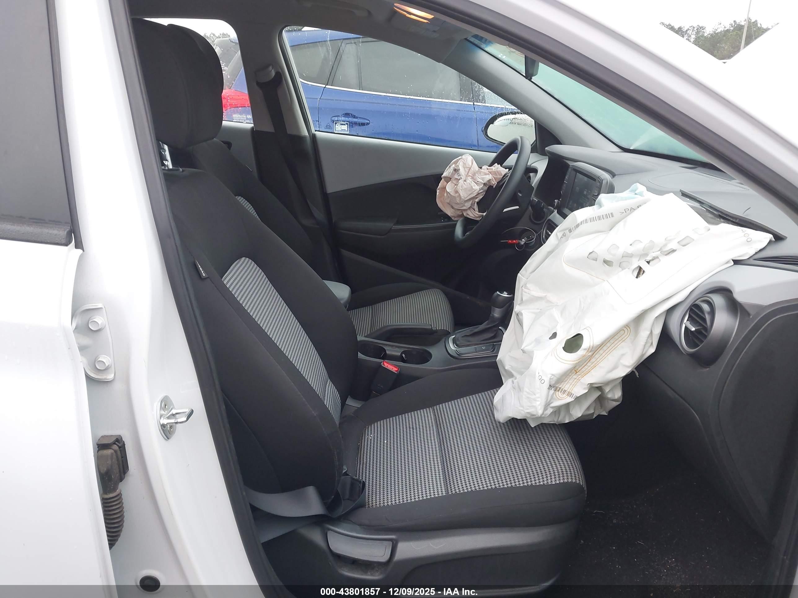 HYUNDAI KONA image 5