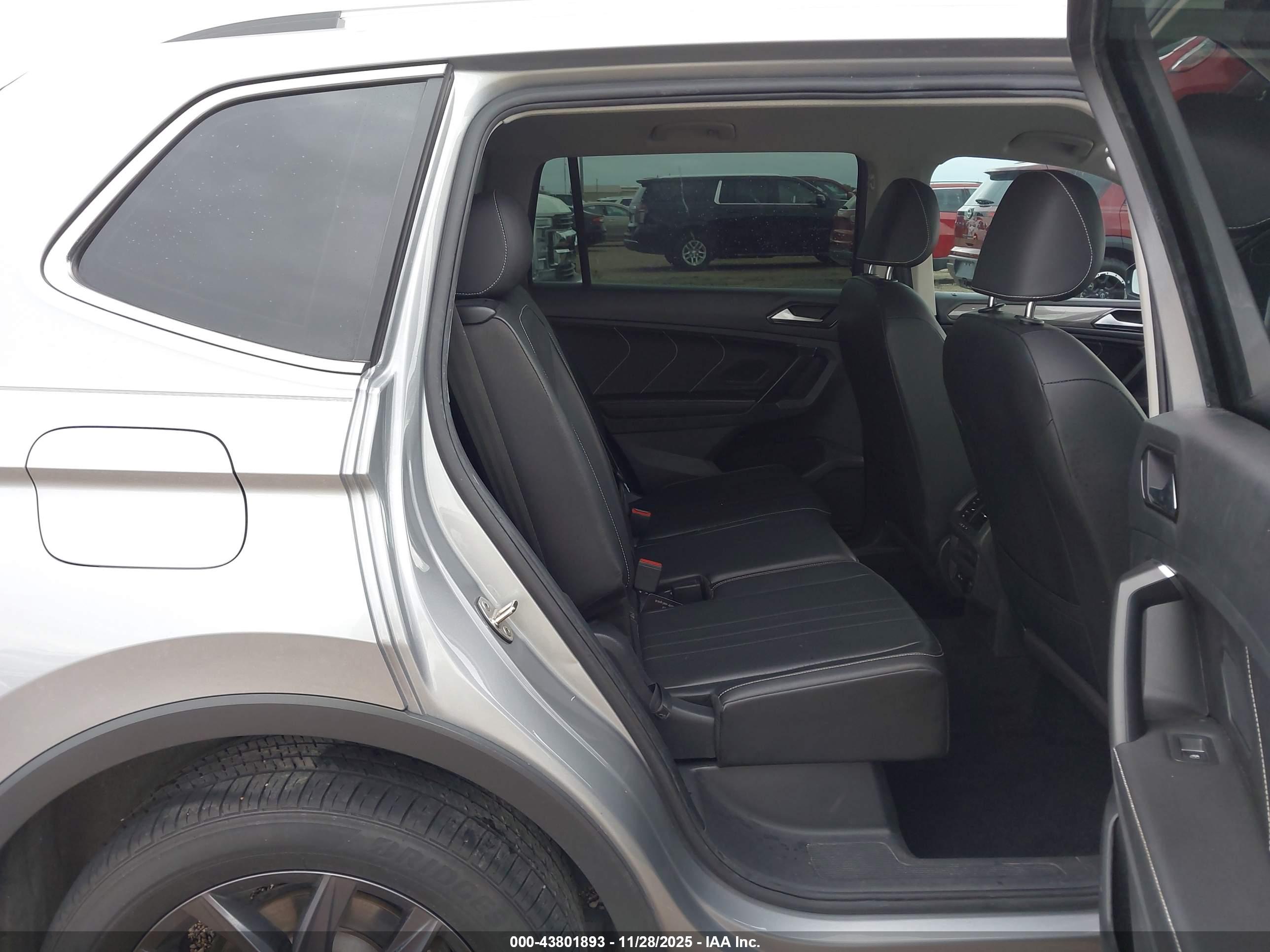 VOLKSWAGEN TIGUAN image 8