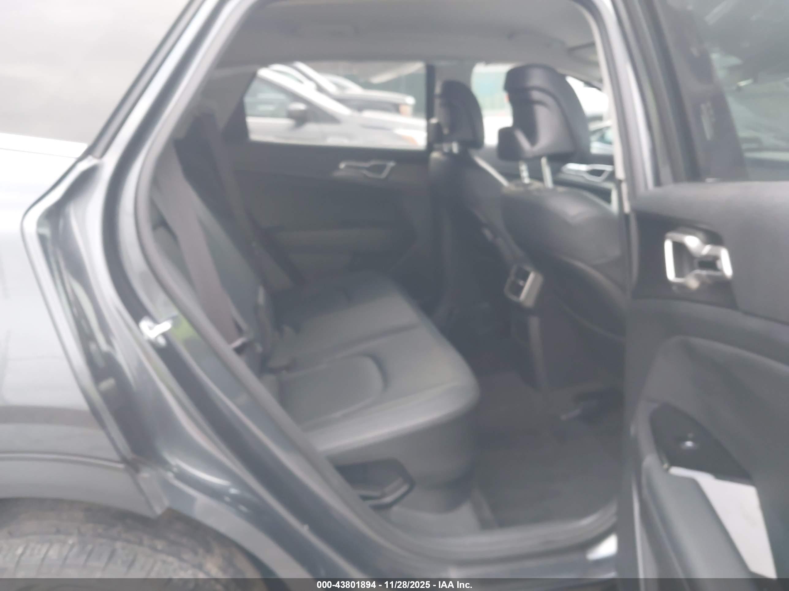 KIA SPORTAGE image 8