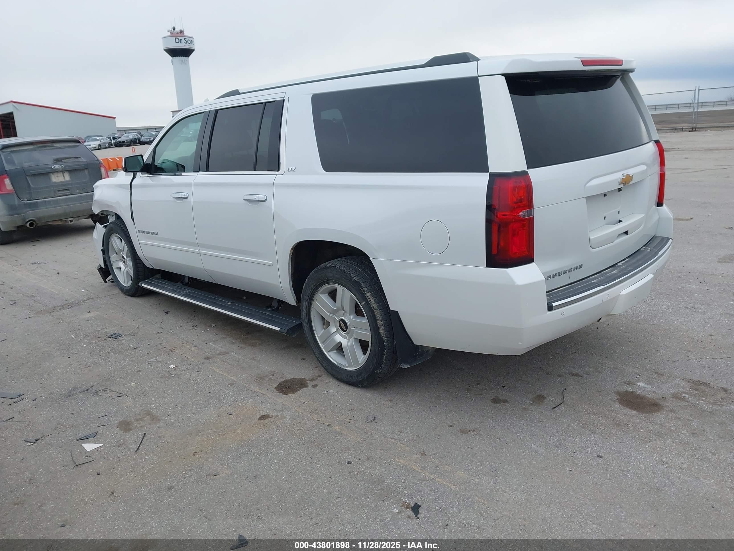 CHEVROLET SUBURBAN image 3