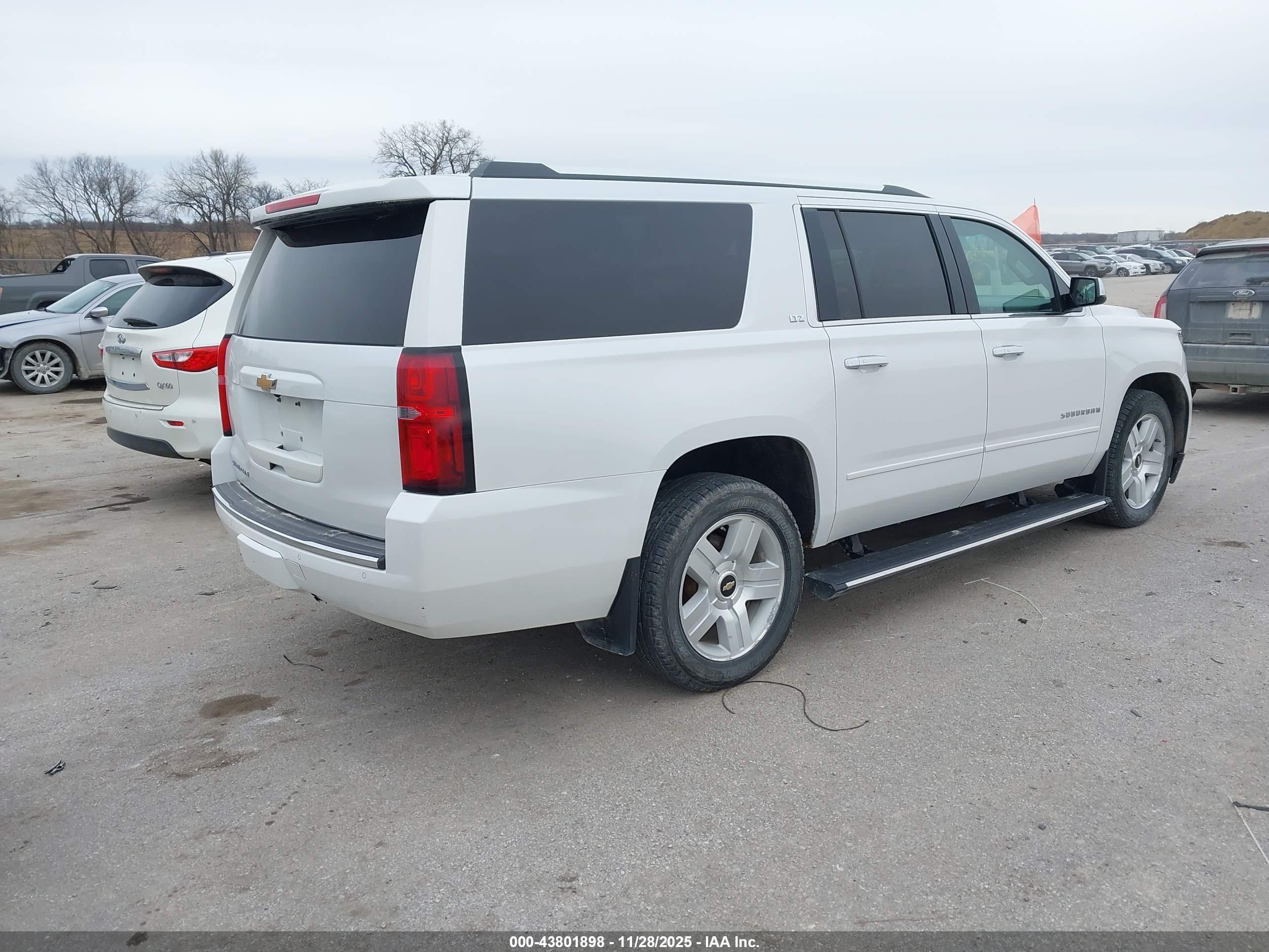 CHEVROLET SUBURBAN image 4