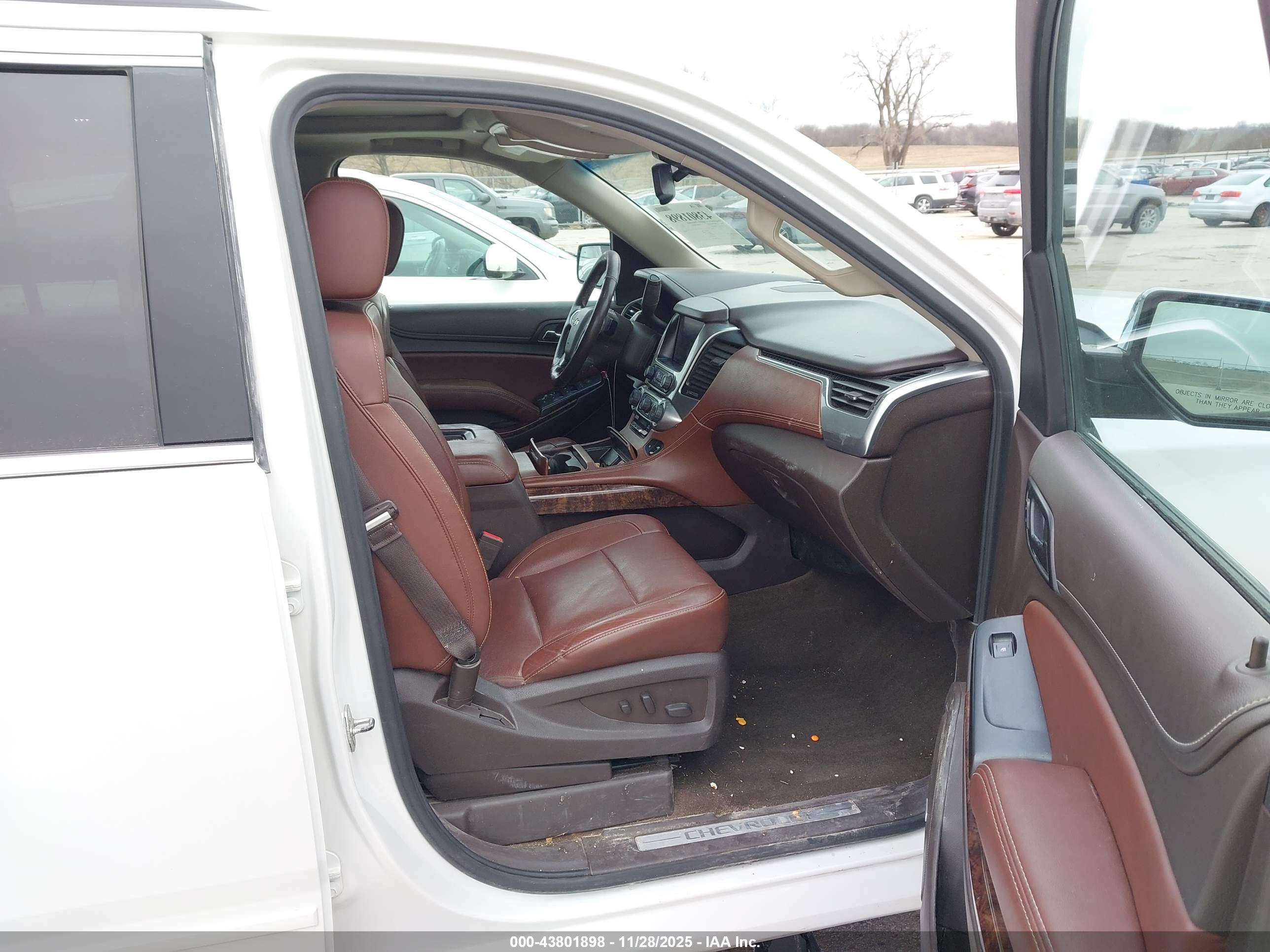 CHEVROLET SUBURBAN image 5