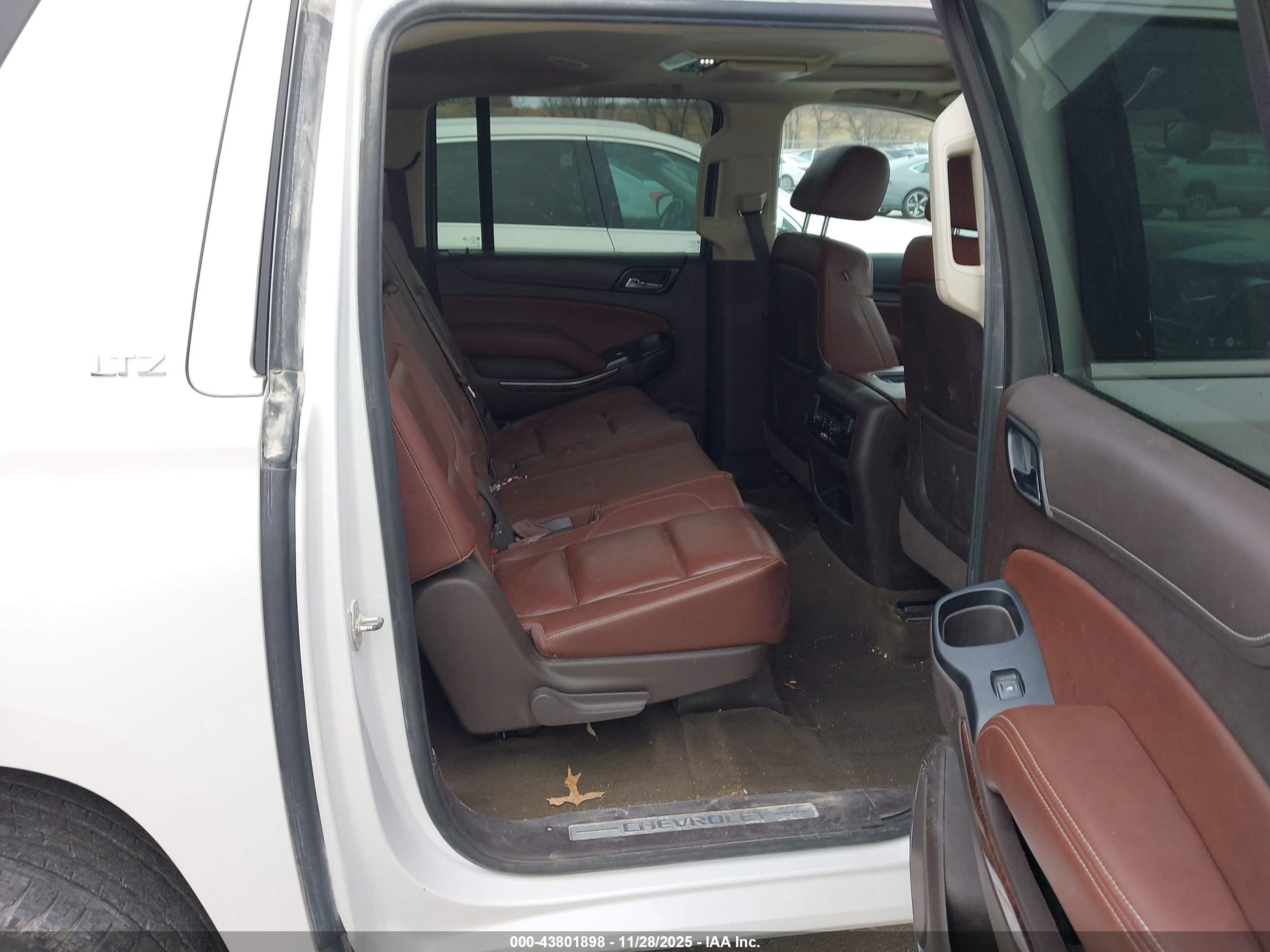CHEVROLET SUBURBAN image 8