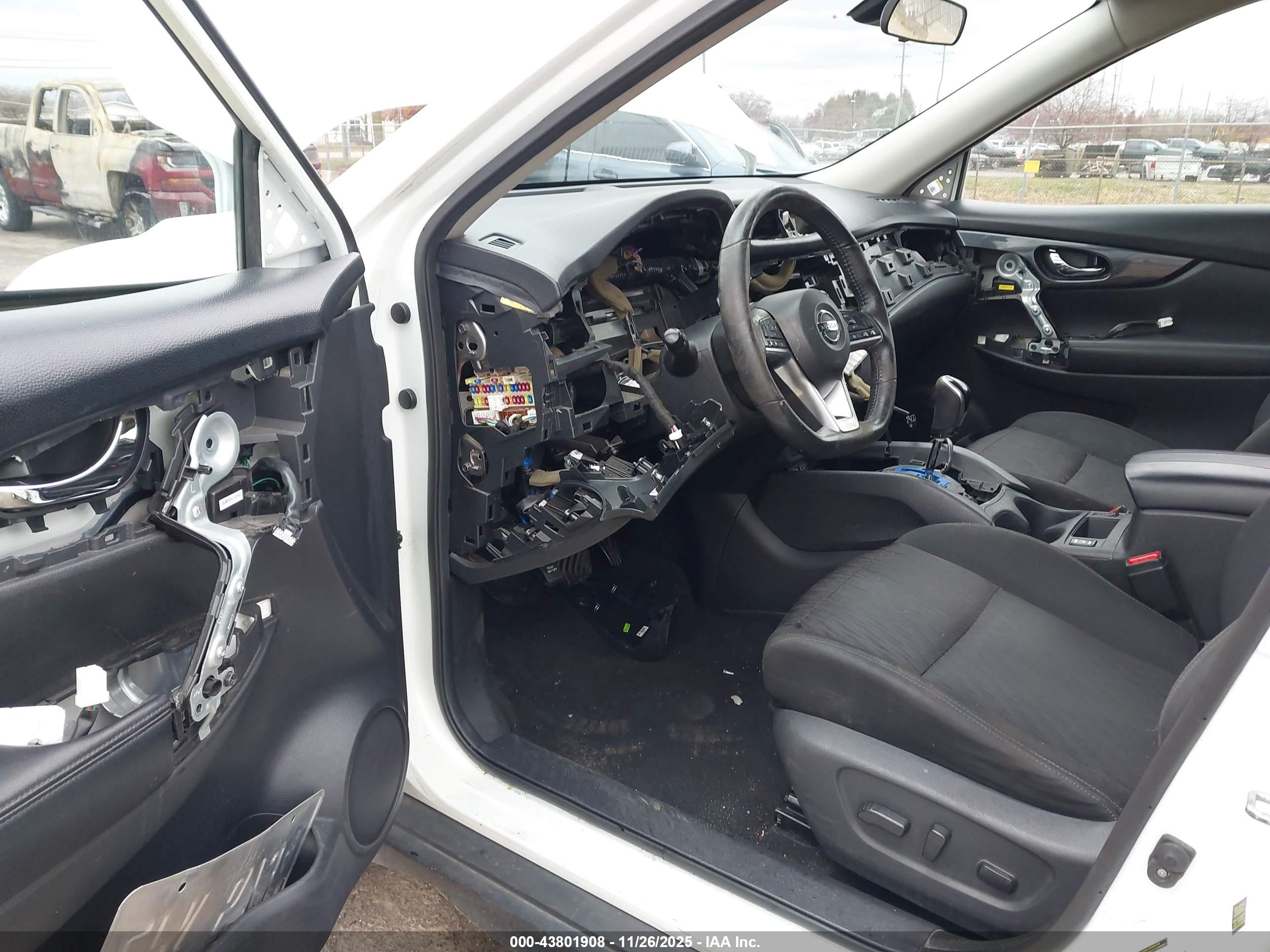 NISSAN ROGUE image 6