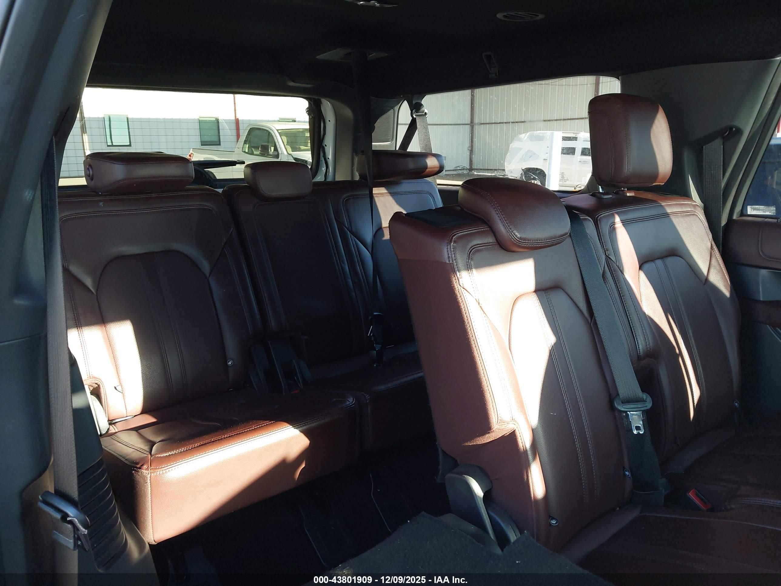 FORD EXPEDITION image 8