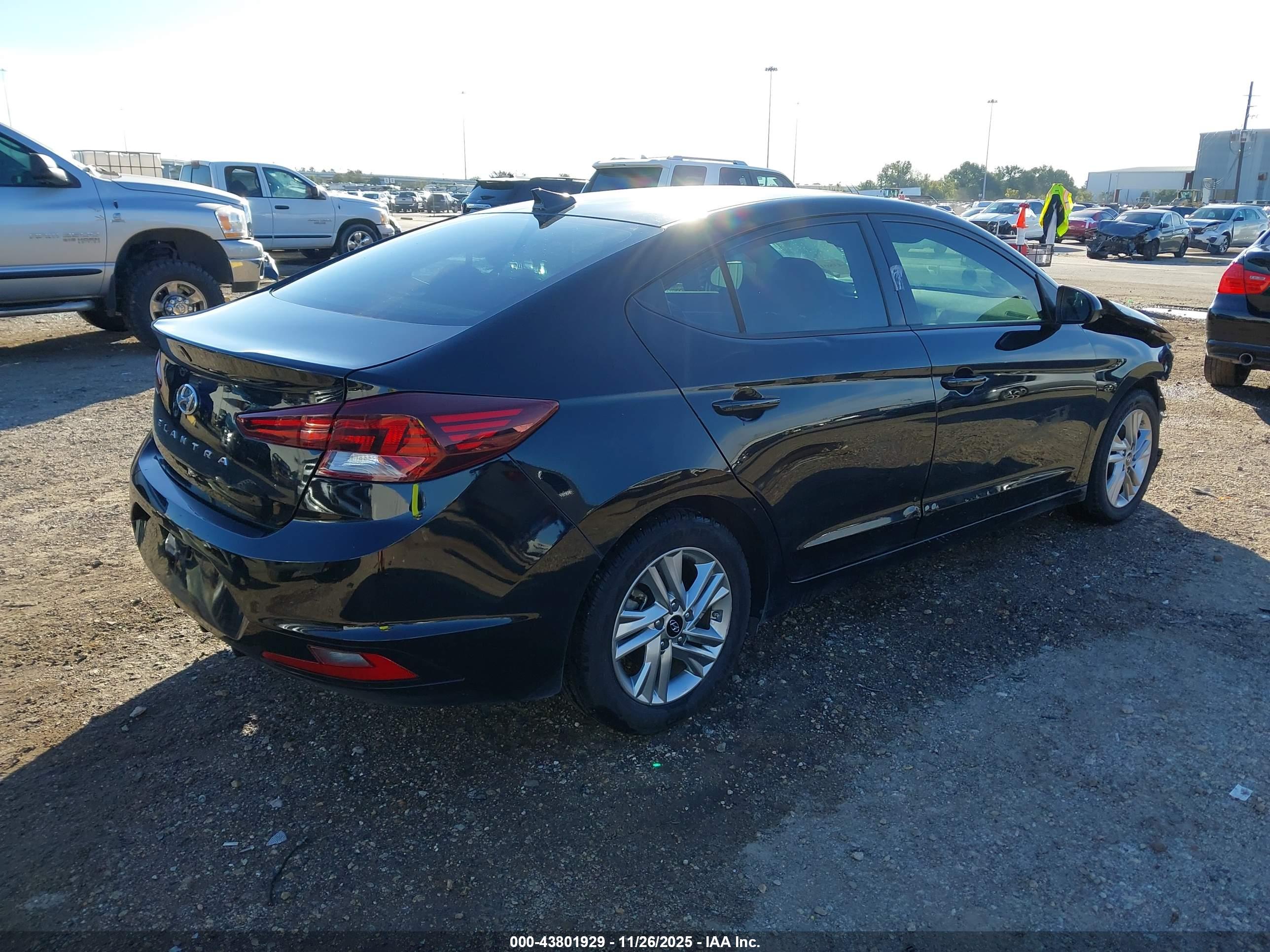 HYUNDAI ELANTRA image 4