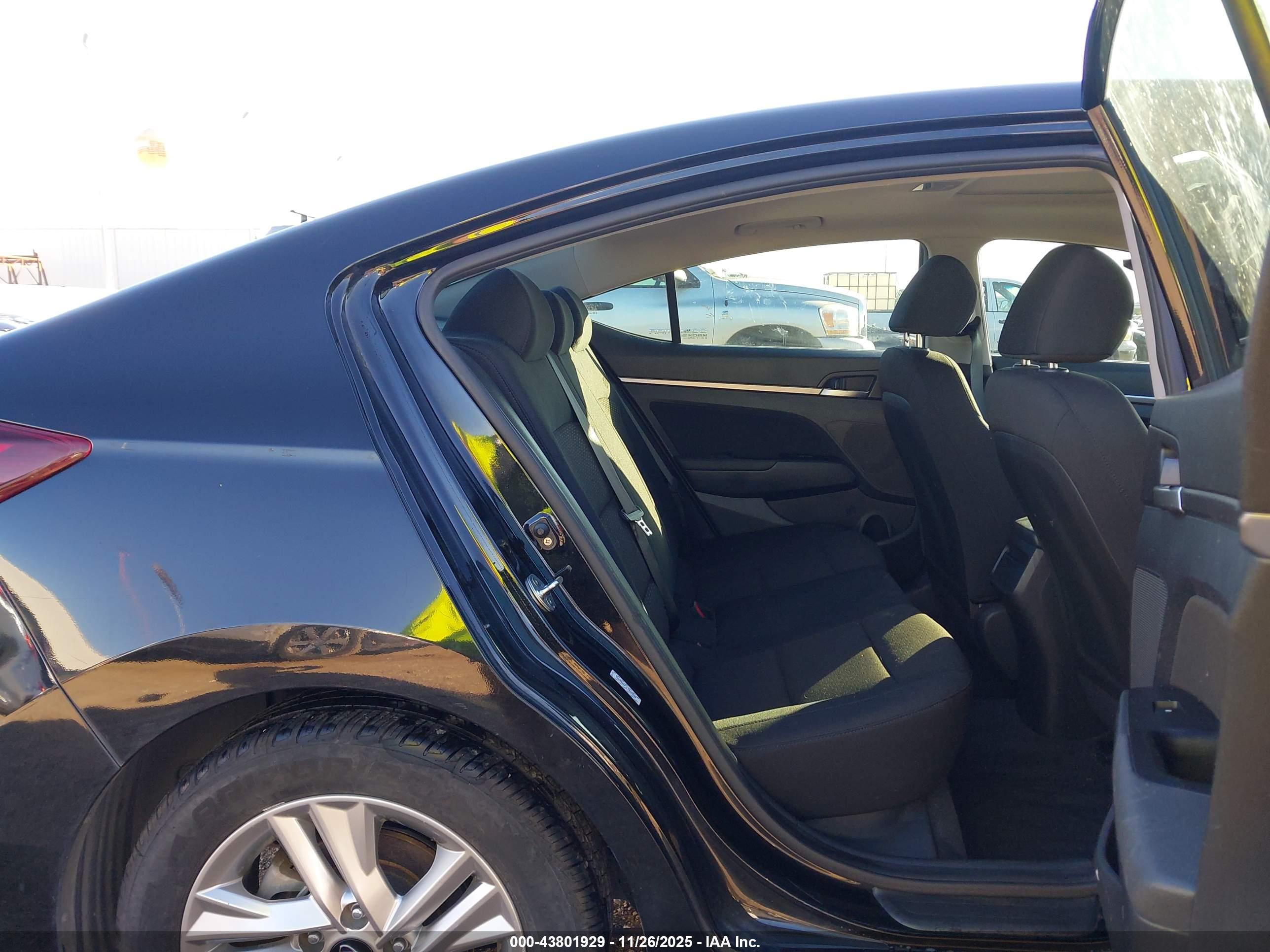 HYUNDAI ELANTRA image 8
