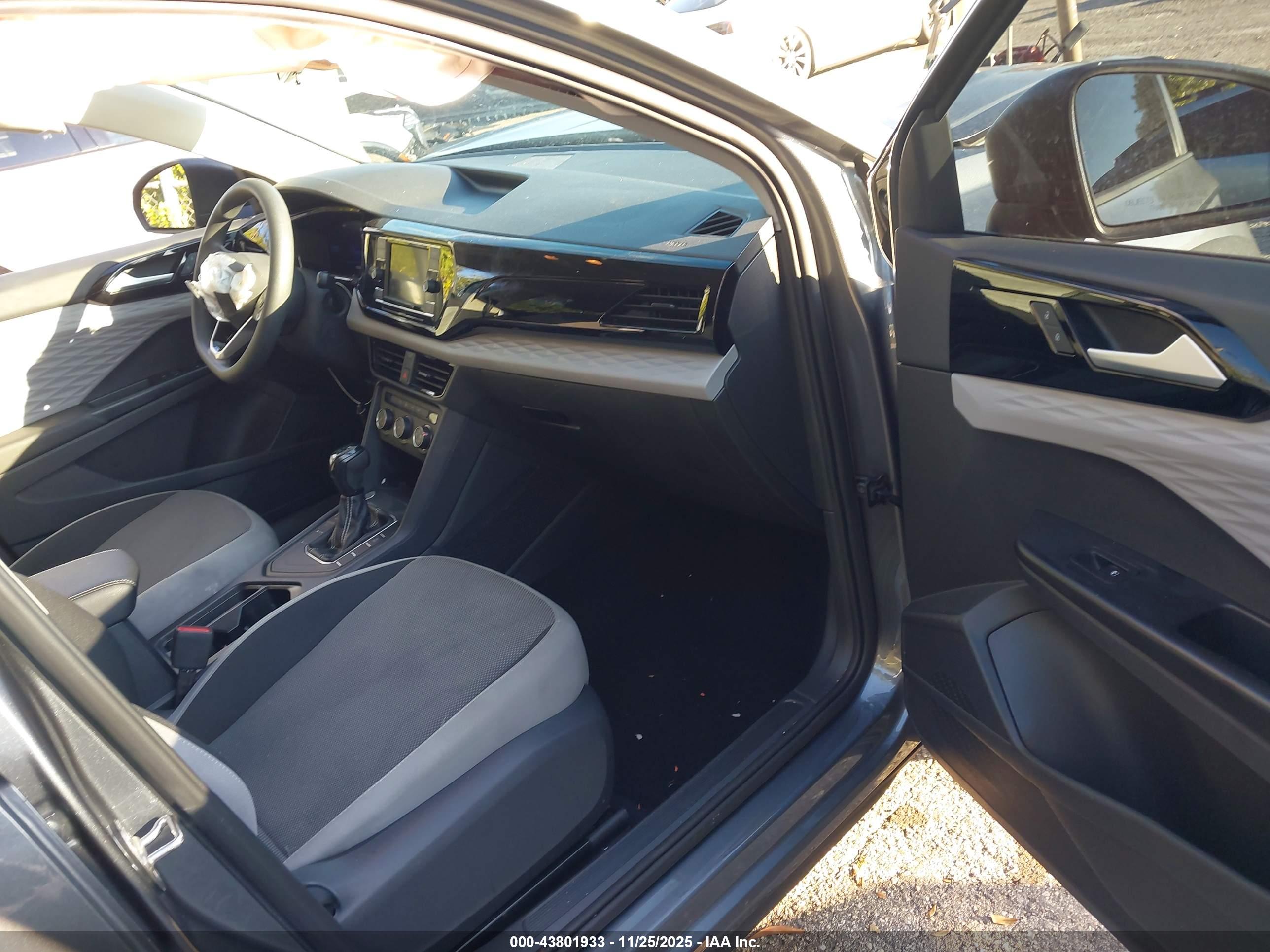 VOLKSWAGEN TAOS image 5