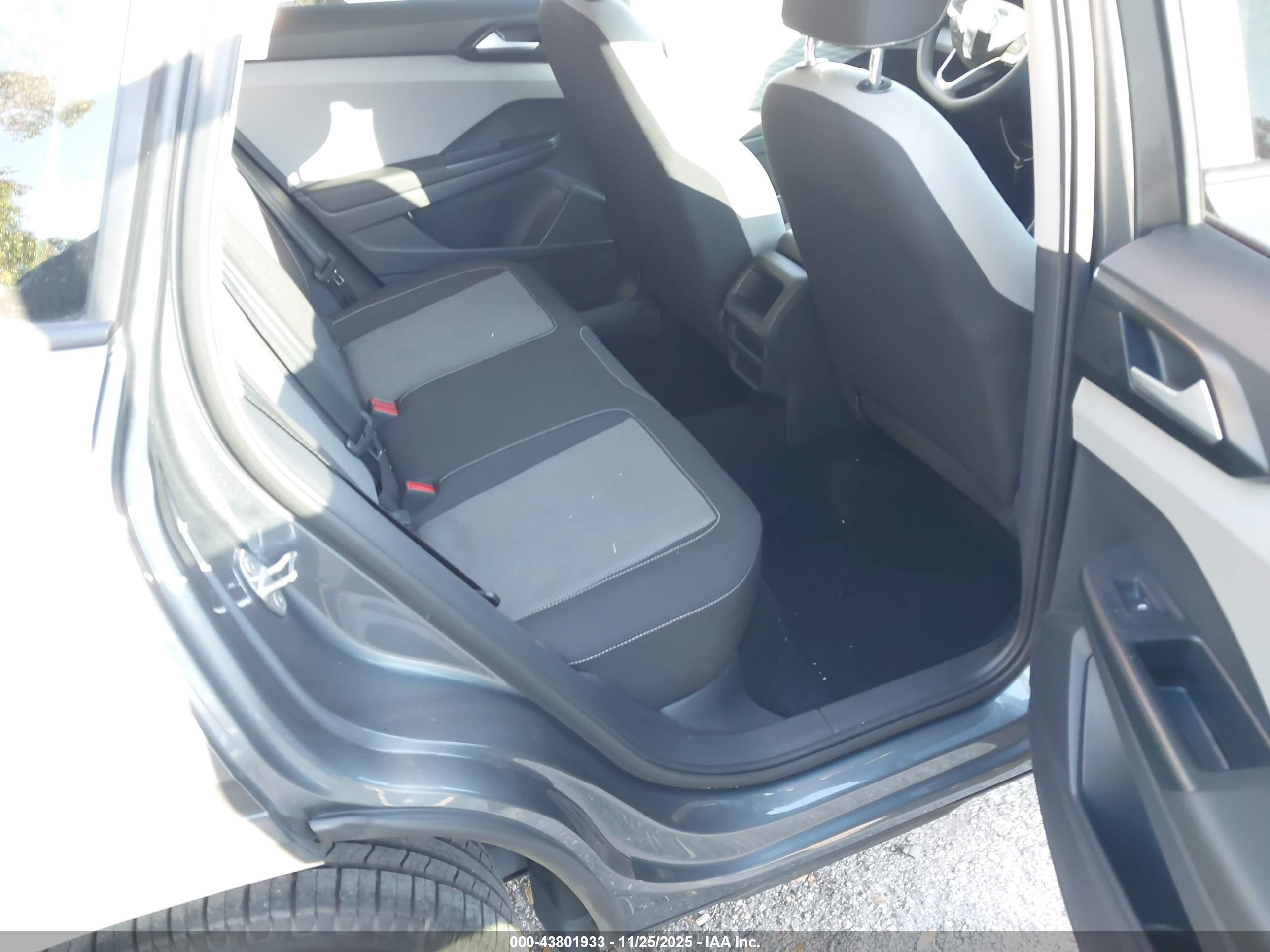 VOLKSWAGEN TAOS image 8