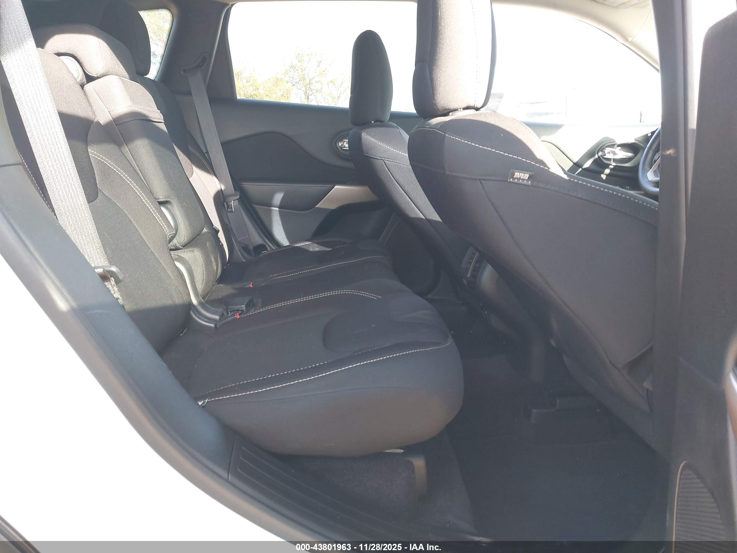 JEEP CHEROKEE image 8