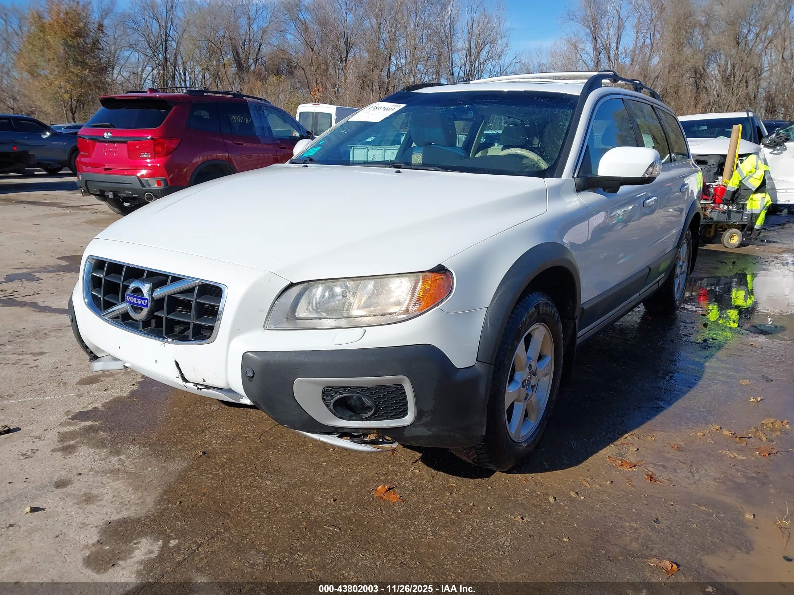 VOLVO XC70 image 2