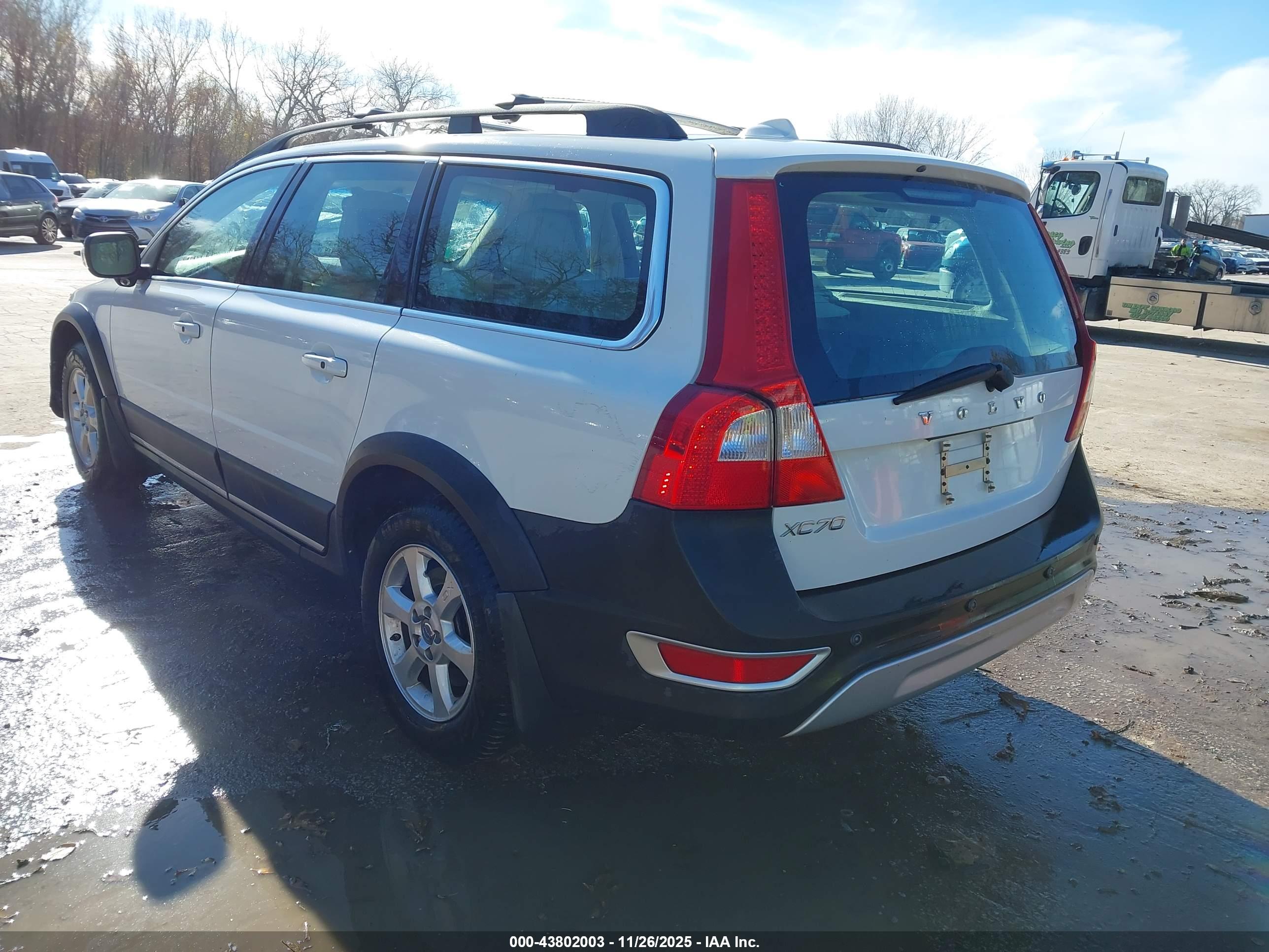VOLVO XC70 image 3