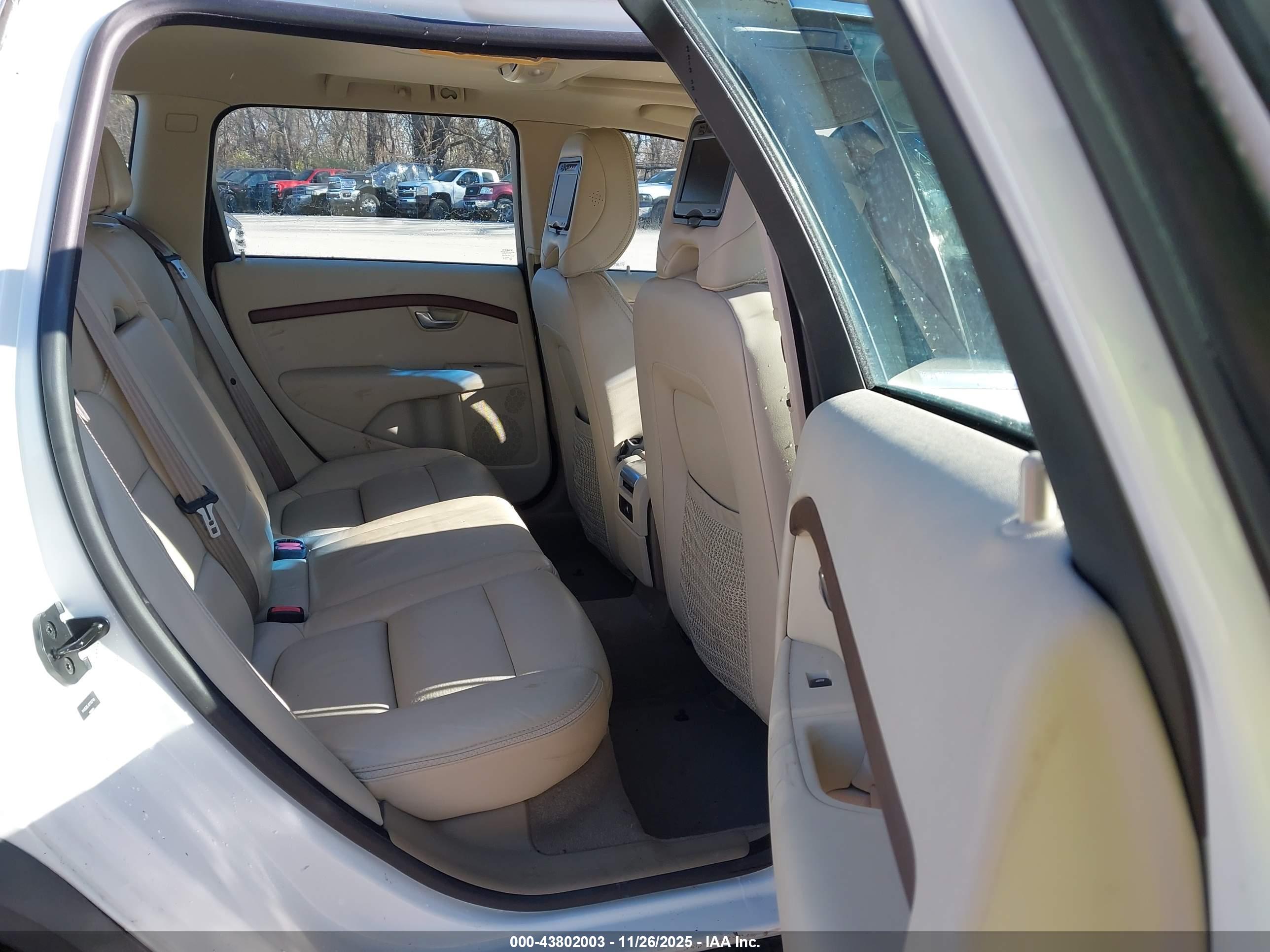 VOLVO XC70 image 8