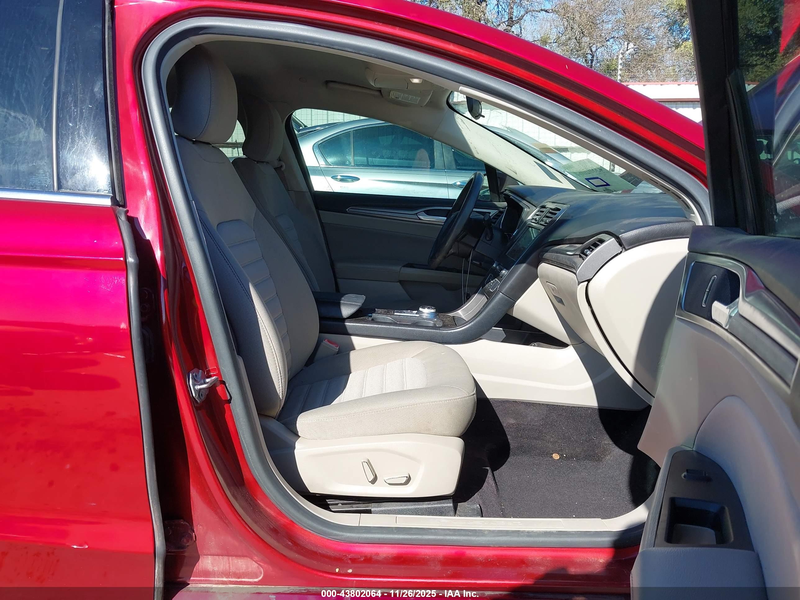 FORD FUSION image 5