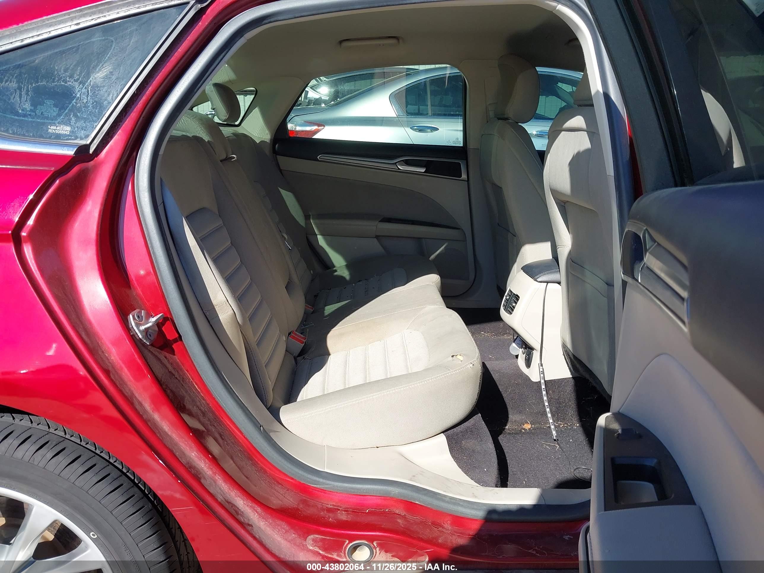FORD FUSION image 8
