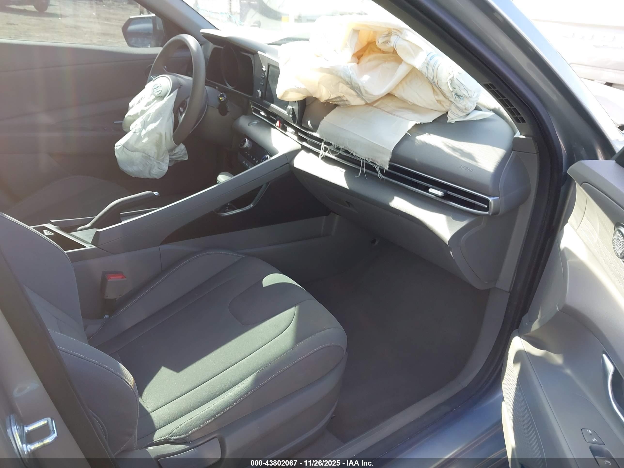 HYUNDAI ELANTRA image 5