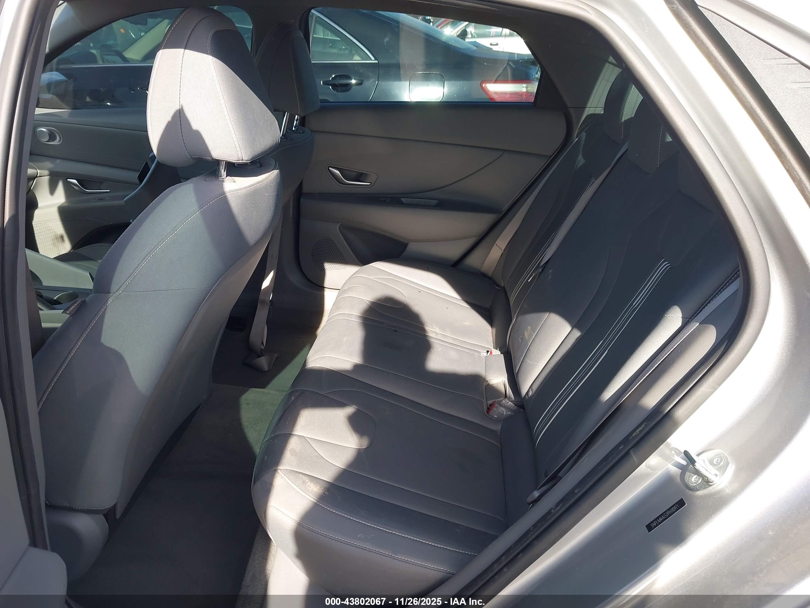 HYUNDAI ELANTRA image 8