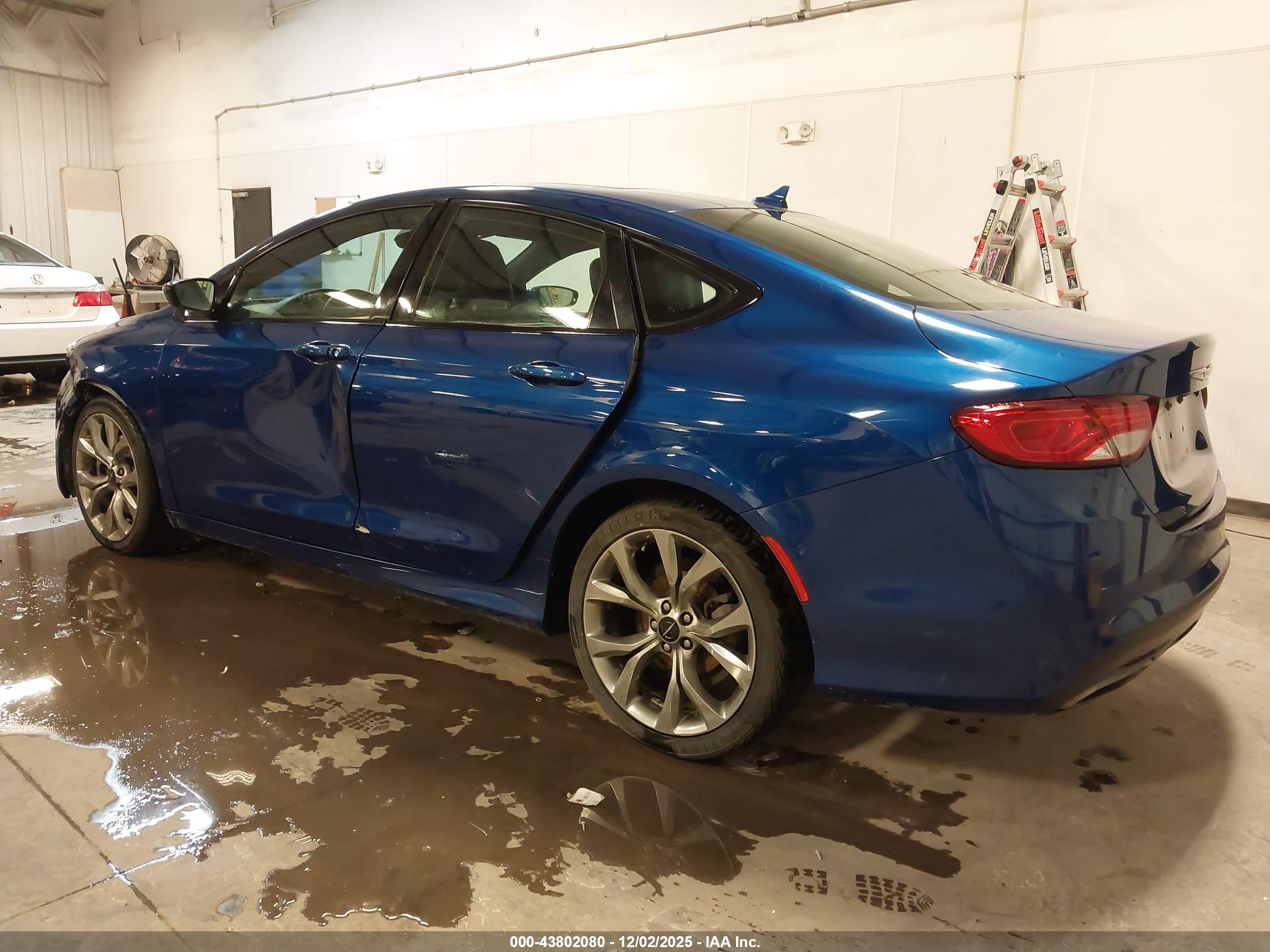 CHRYSLER 200 image 3