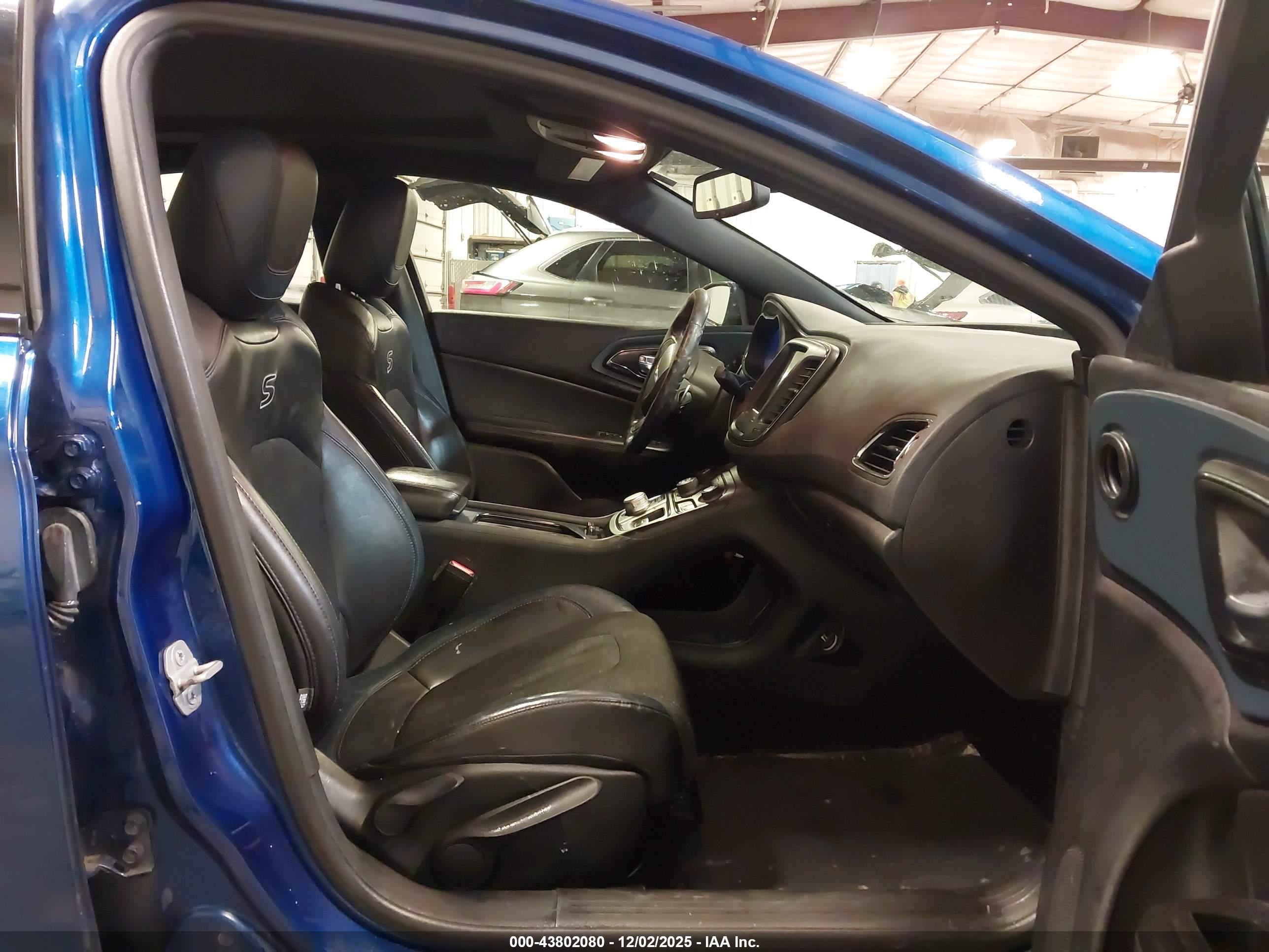 CHRYSLER 200 image 5