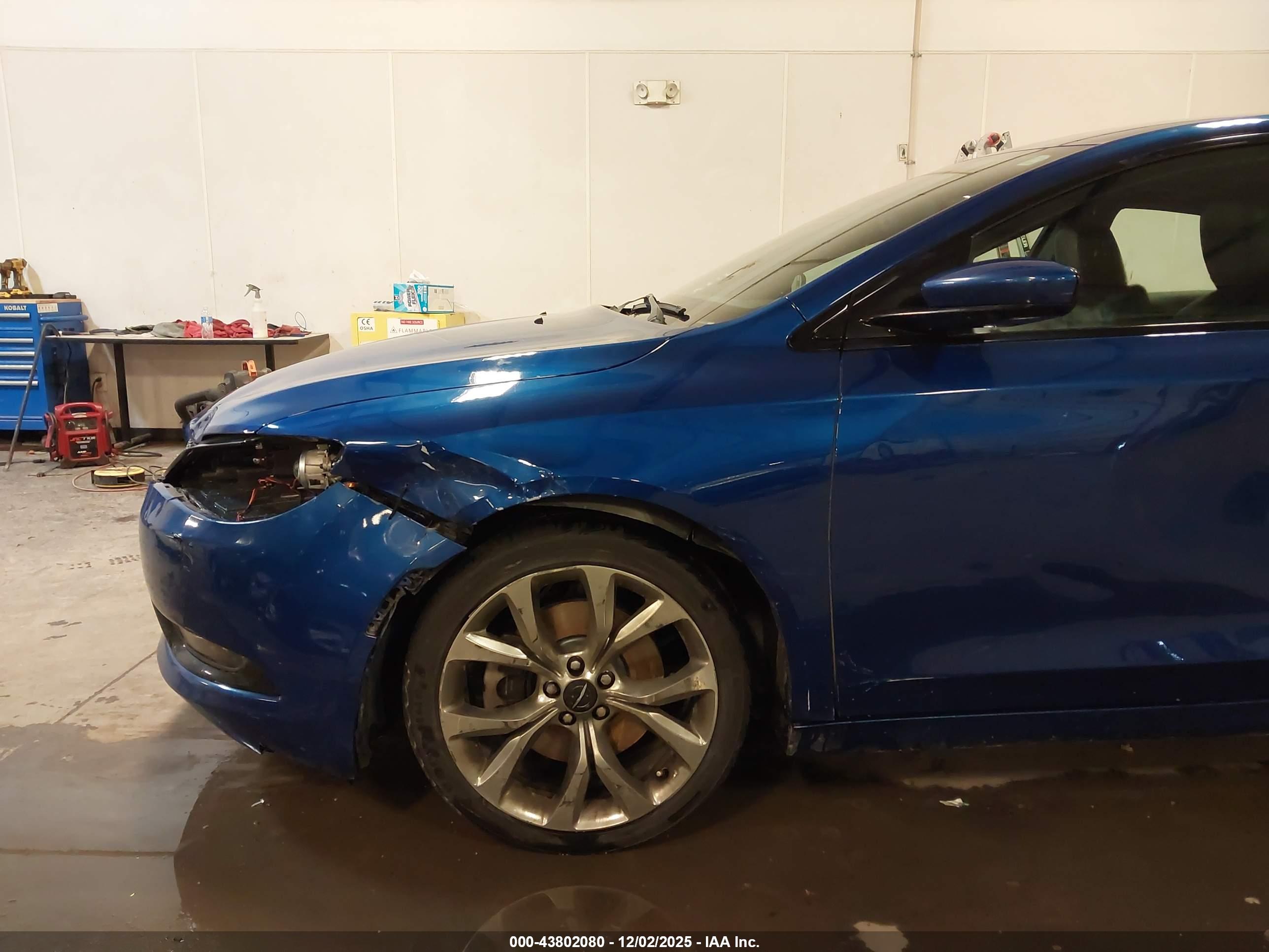 CHRYSLER 200 image 6