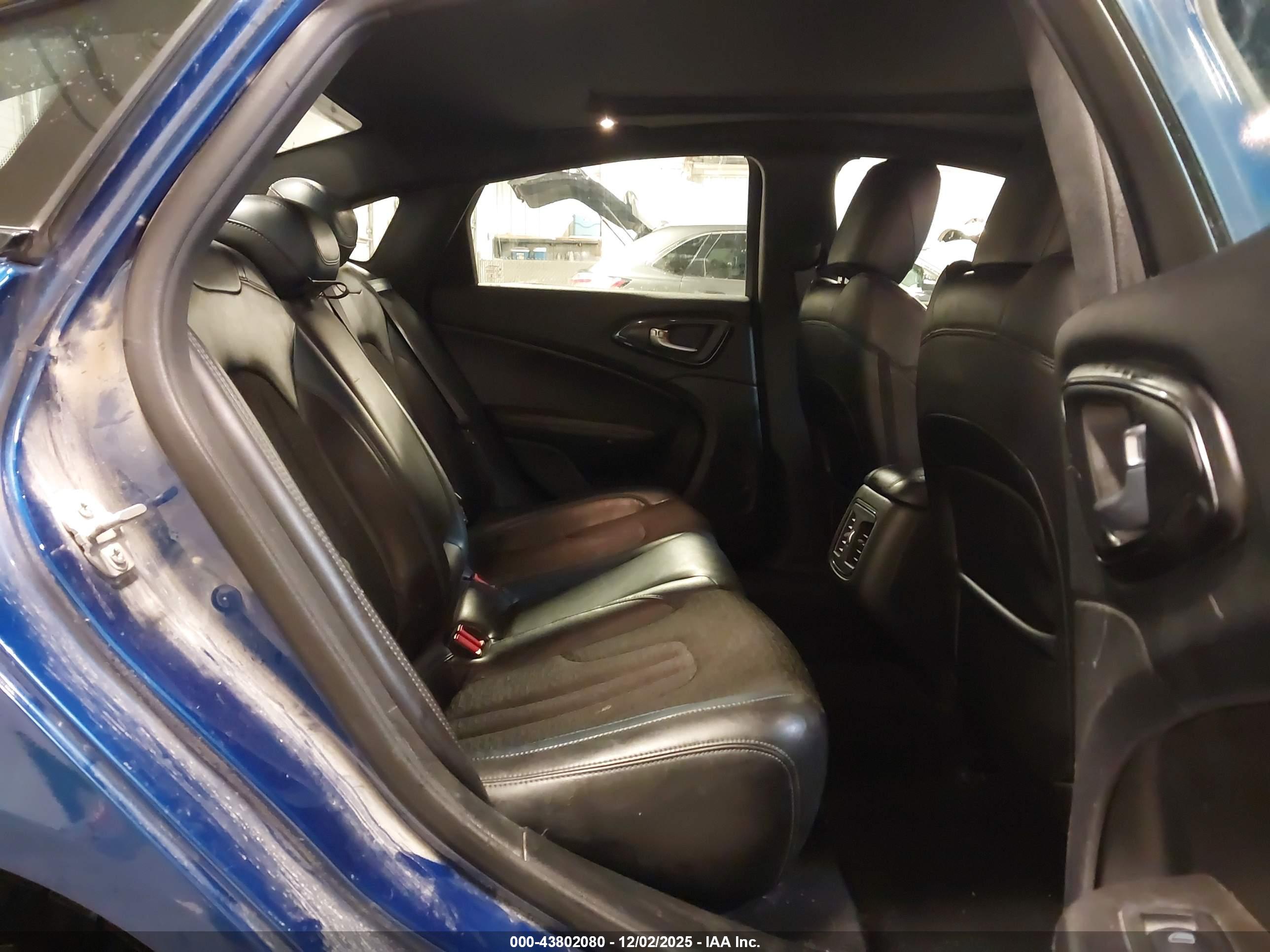 CHRYSLER 200 image 8