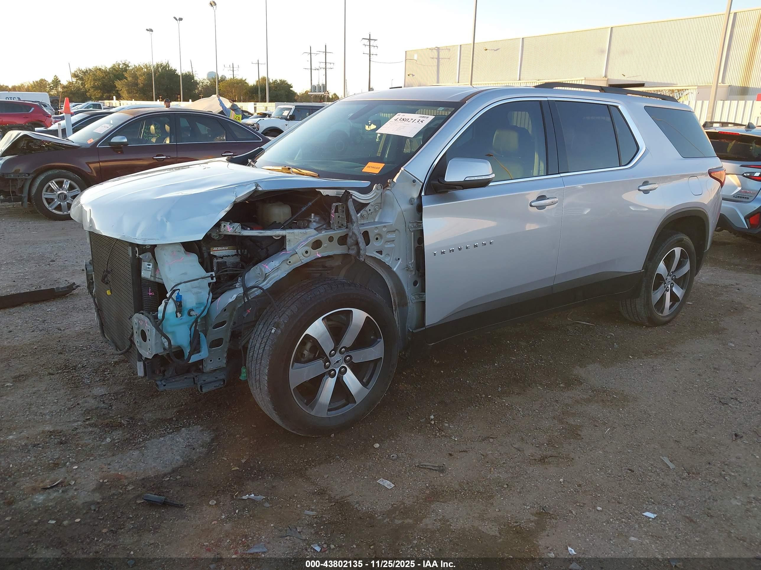 CHEVROLET TRAVERSE image 2