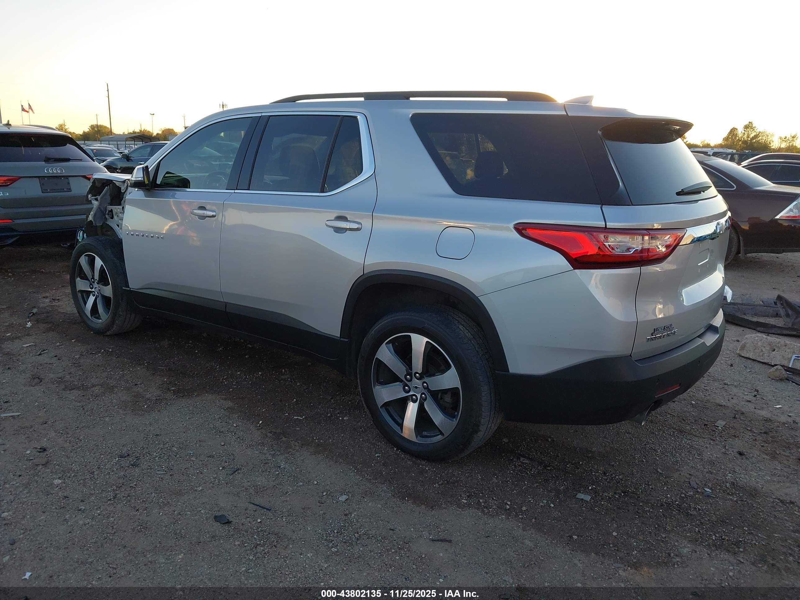 CHEVROLET TRAVERSE image 3