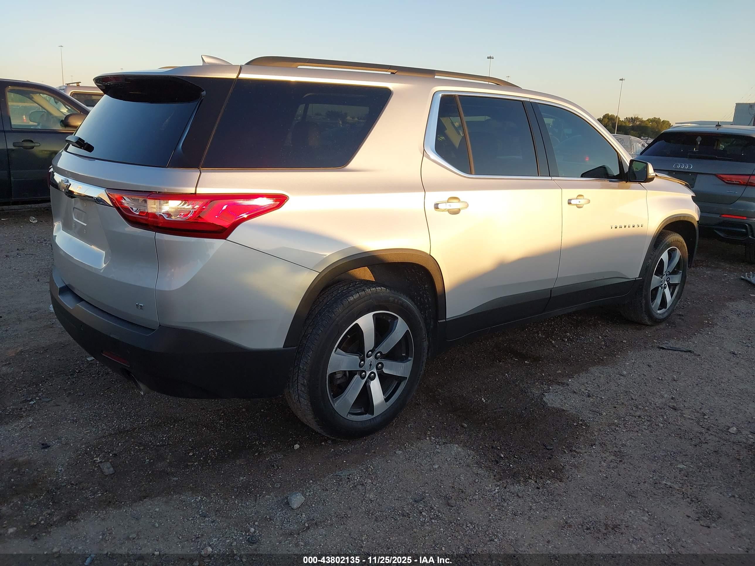 CHEVROLET TRAVERSE image 4