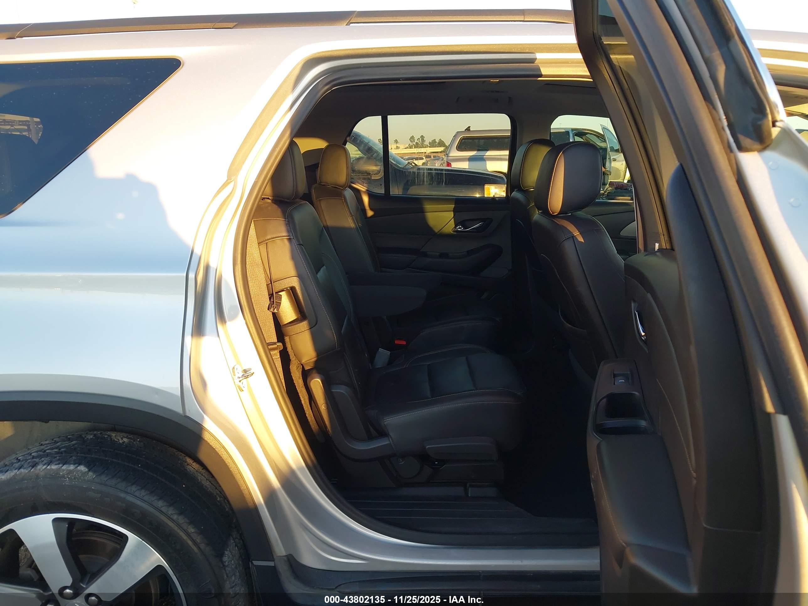 CHEVROLET TRAVERSE image 8