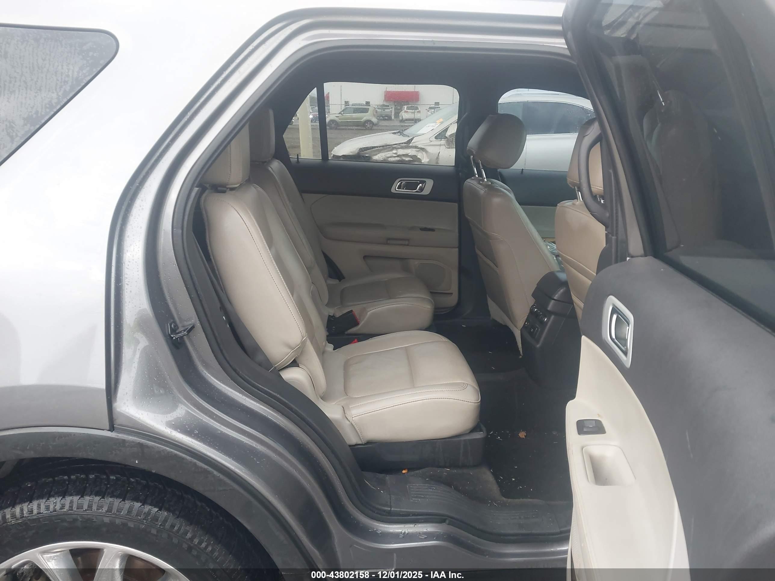FORD EXPLORER image 8